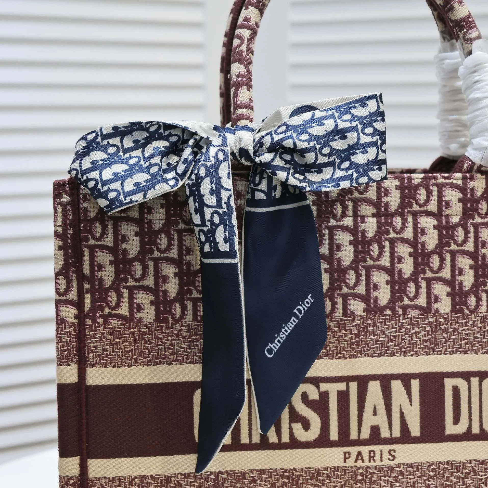 💰340￥Small size with silk scarf and overlock🔜Dior new shopping bag at Dior counter! Counters are updated simultaneously! Limited edition of the same style as the stars! Super stylish! Imported fabric👍high-end quality! Model: 8034 Size: 36*27*16cm