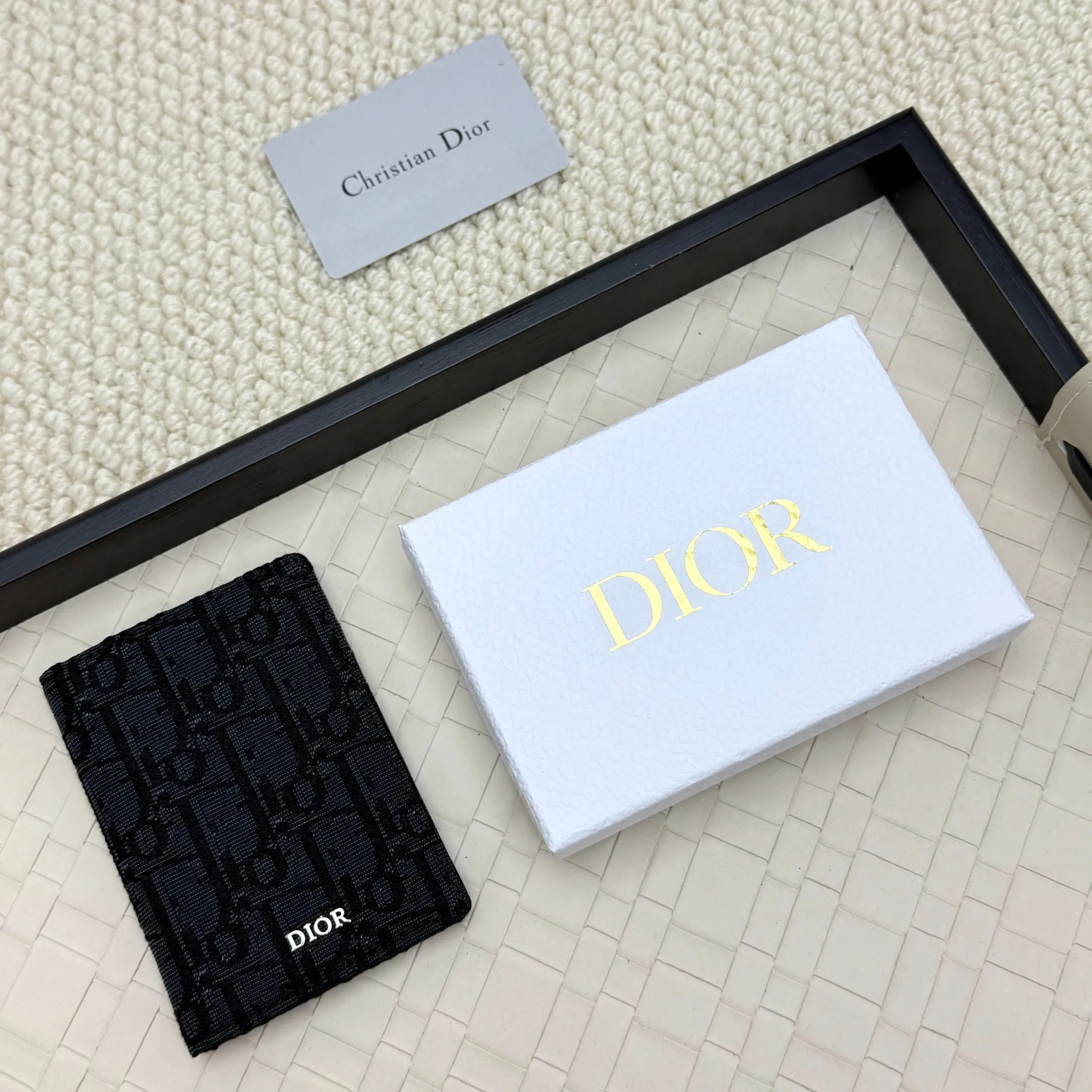 💰120💋Dior’s new bi-fold card holder is an elegant accessory that showcases Dior’s exquisite craftsmanship. Crafted from black inlaid grained calfskin, this card holder is detailed with beige and black Oblique print fabric details that accentuate the classic saddle silhouette. There are three card slots on each side and two compartments for storing bills and cash. Elegantly styled with a metal-clad brass Dior signature on the front, it fits easily into any pocket. Style number: H138 Size: 8.2*11.2cm