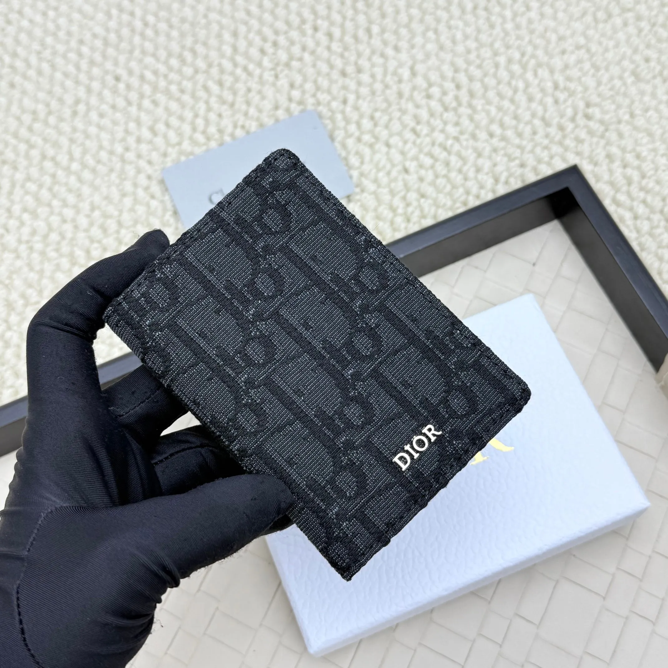 💰120💋Dior’s new bi-fold card holder is an elegant accessory that showcases Dior’s exquisite craftsmanship. Crafted from black inlaid grained calfskin, this card holder is detailed with beige and black Oblique print fabric details that accentuate the classic saddle silhouette. There are three card slots on each side and two compartments for storing bills and cash. Elegantly styled with a metal-clad brass Dior signature on the front, it fits easily into any pocket. Style number: H138 Size: 8.2*11.2cm