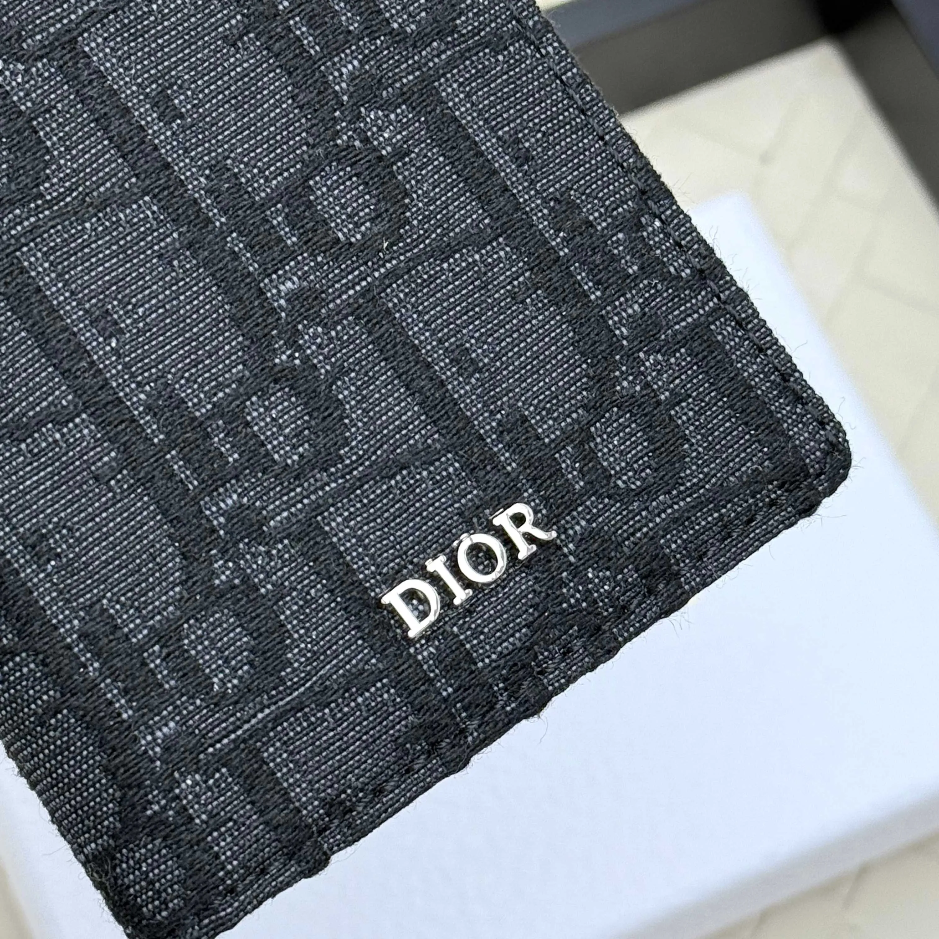 💰120💋Dior’s new bi-fold card holder is an elegant accessory that showcases Dior’s exquisite craftsmanship. Crafted from black inlaid grained calfskin, this card holder is detailed with beige and black Oblique print fabric details that accentuate the classic saddle silhouette. There are three card slots on each side and two compartments for storing bills and cash. Elegantly styled with a metal-clad brass Dior signature on the front, it fits easily into any pocket. Style number: H138 Size: 8.2*11.2cm