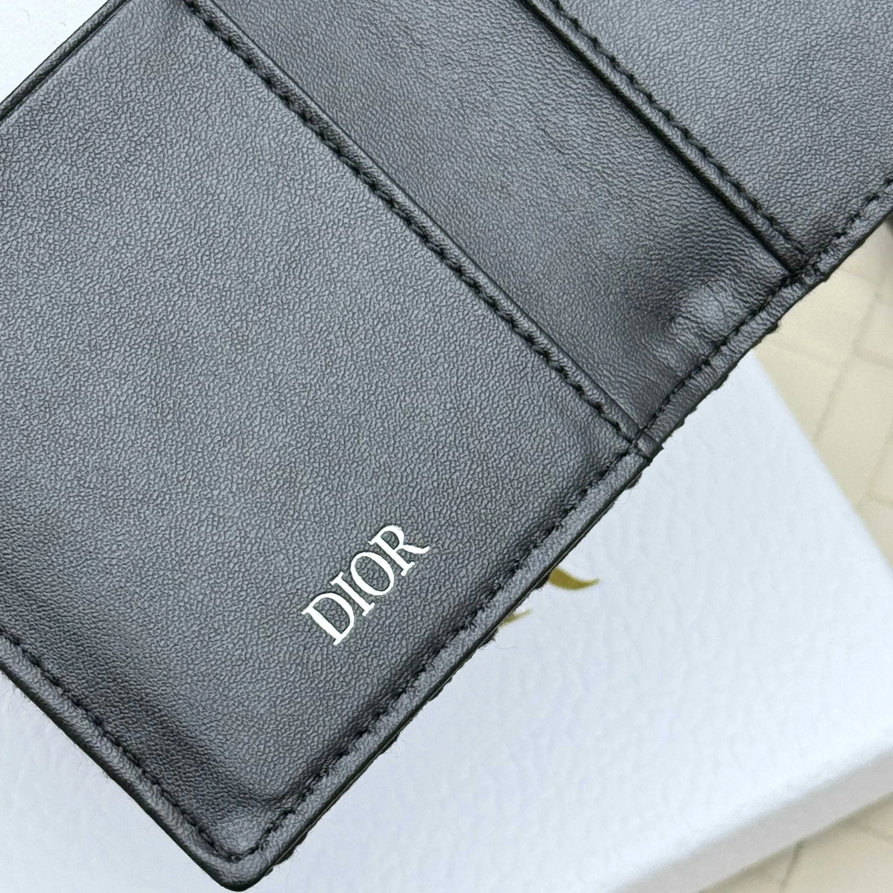 💰120💋Dior’s new bi-fold card holder is an elegant accessory that showcases Dior’s exquisite craftsmanship. Crafted from black inlaid grained calfskin, this card holder is detailed with beige and black Oblique print fabric details that accentuate the classic saddle silhouette. There are three card slots on each side and two compartments for storing bills and cash. Elegantly styled with a metal-clad brass Dior signature on the front, it fits easily into any pocket. Style number: H138 Size: 8.2*11.2cm