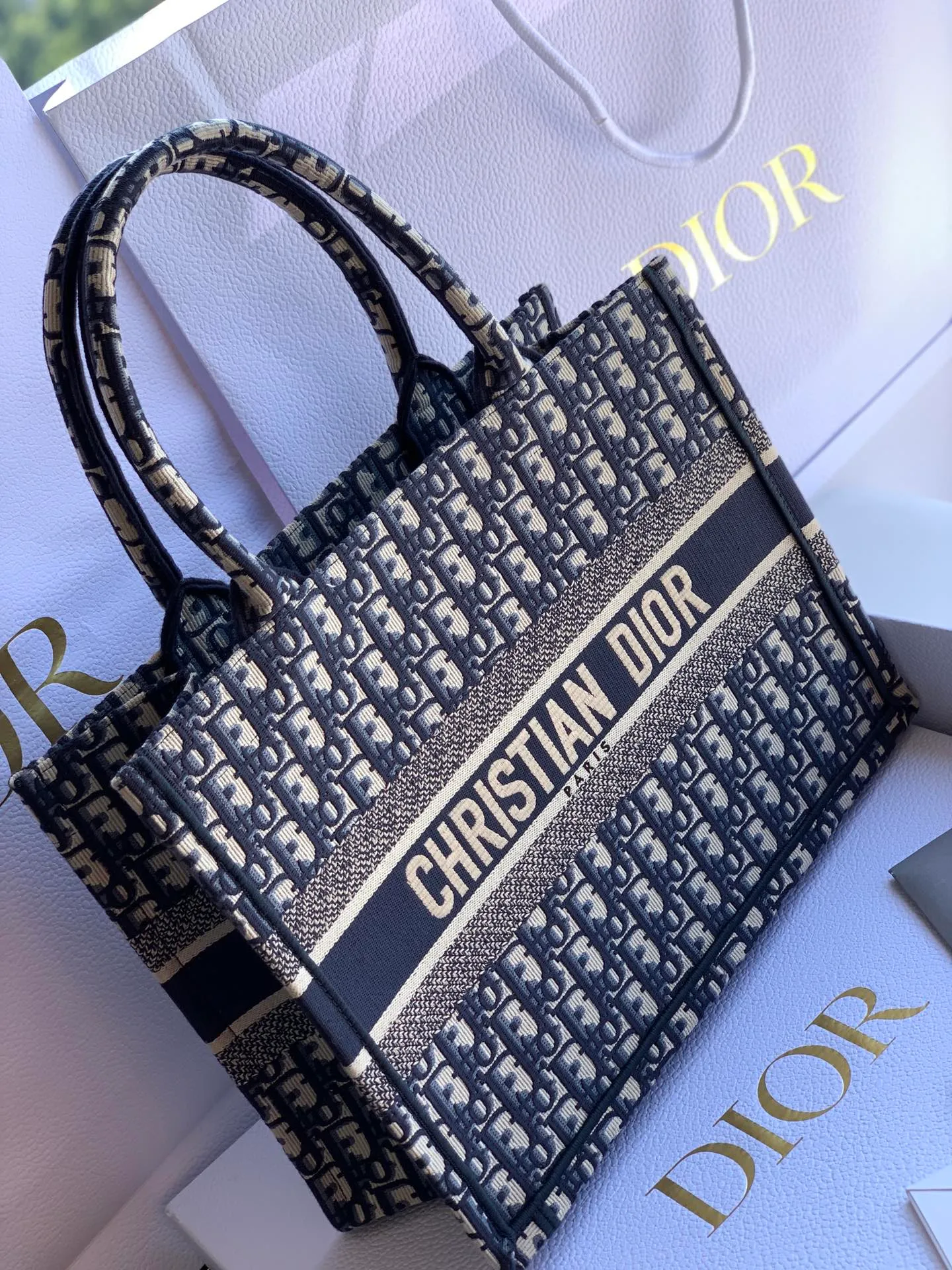 ❗️❗️❗️Free shipping with SF Express for year-end events❗️❗️❗️💰1500 Size 36.5 x 28 x 17.5 cm If you are willing to spend ￥52000RMB to buy the genuine product, it is imported from Europe, it is definitely the same thing! This time, the goods are hard goods. Even the packaging is 100% used by counters. The quality and color are all counter-level. It is difficult to buy them even if you have money! The materials are very stiff and all imported materials are used! The paper used in the market is not imported. It is very thin and easy to rot. From the packaging point of view, it is not of the same grade at all! We are quite sure that the price of this quality in Guangzhou should be 2500-3200. We are the kind of counters that sell goods at good prices and through simultaneous channels! !