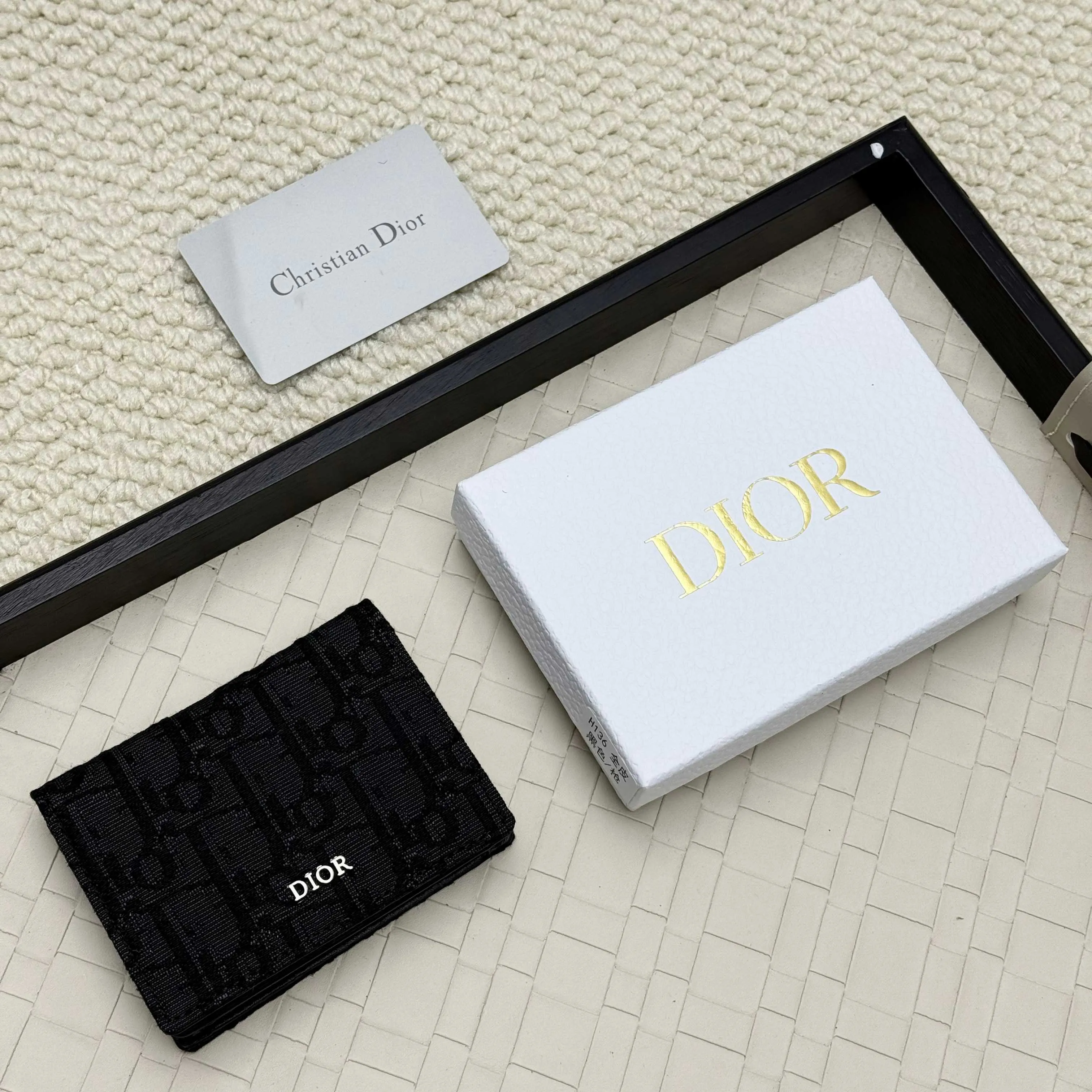 ￥120💰Business card holder is practical and exquisite👏🏻The interior is made of black smooth cowhide. Featuring an interior gusseted compartment with card slots, and a flip-top lid with two card slots. "DIOR" logo on the front and interior. No.: 136 Size: 10*6.8*2cm
