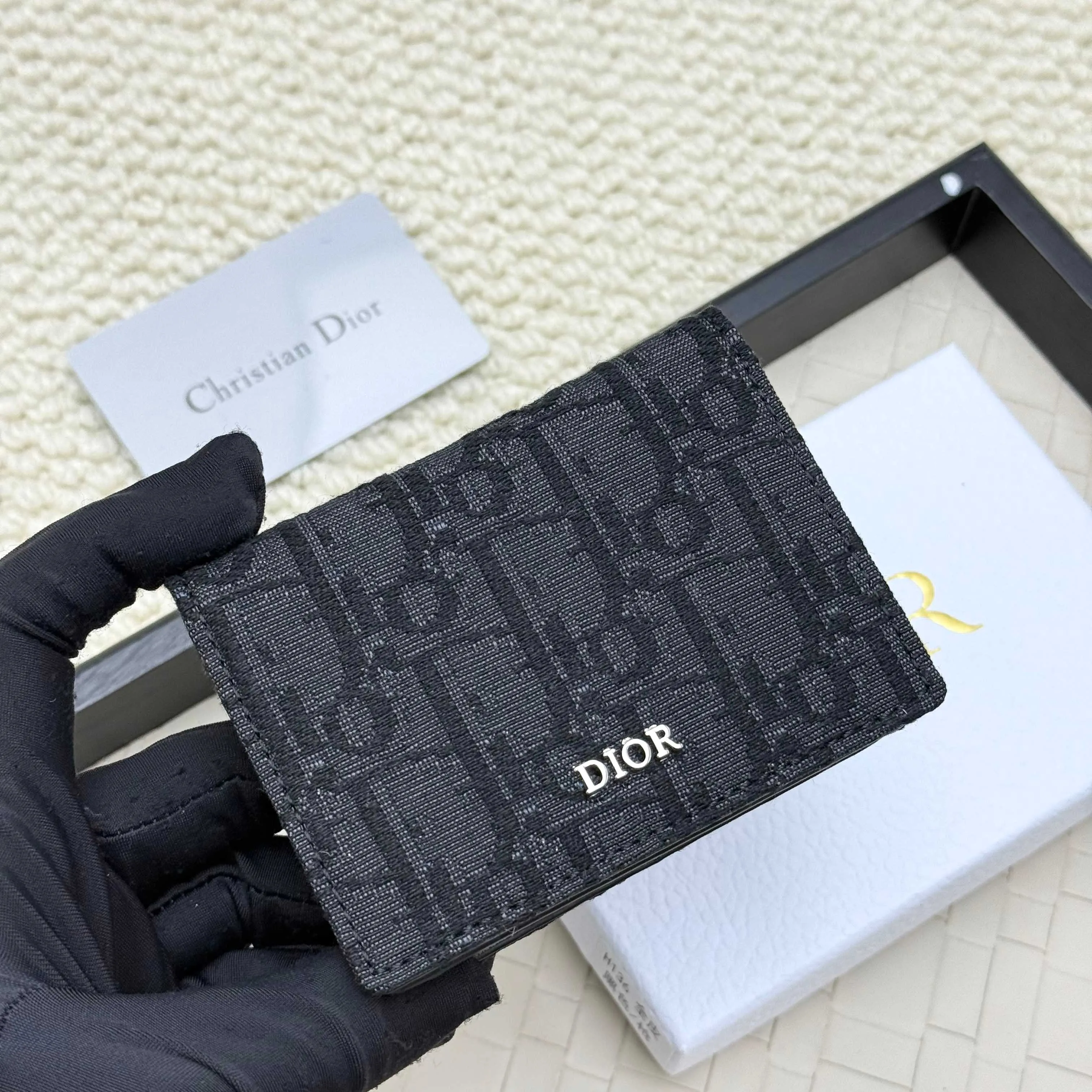 ￥120💰Business card holder is practical and exquisite👏🏻The interior is made of black smooth cowhide. Featuring an interior gusseted compartment with card slots, and a flip-top lid with two card slots. "DIOR" logo on the front and interior. No.: 136 Size: 10*6.8*2cm