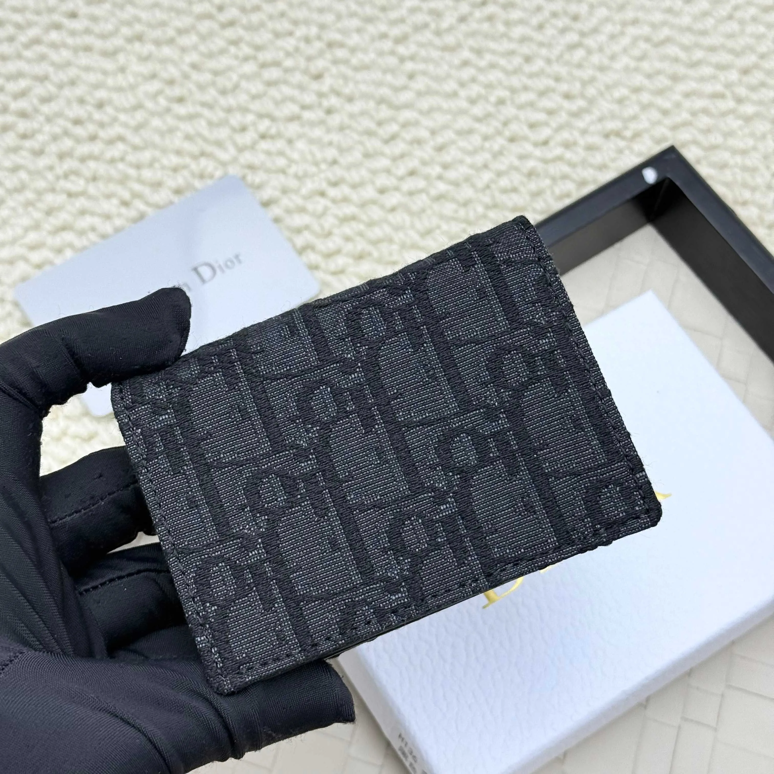 ￥120💰Business card holder is practical and exquisite👏🏻The interior is made of black smooth cowhide. Featuring an interior gusseted compartment with card slots, and a flip-top lid with two card slots. "DIOR" logo on the front and interior. No.: 136 Size: 10*6.8*2cm