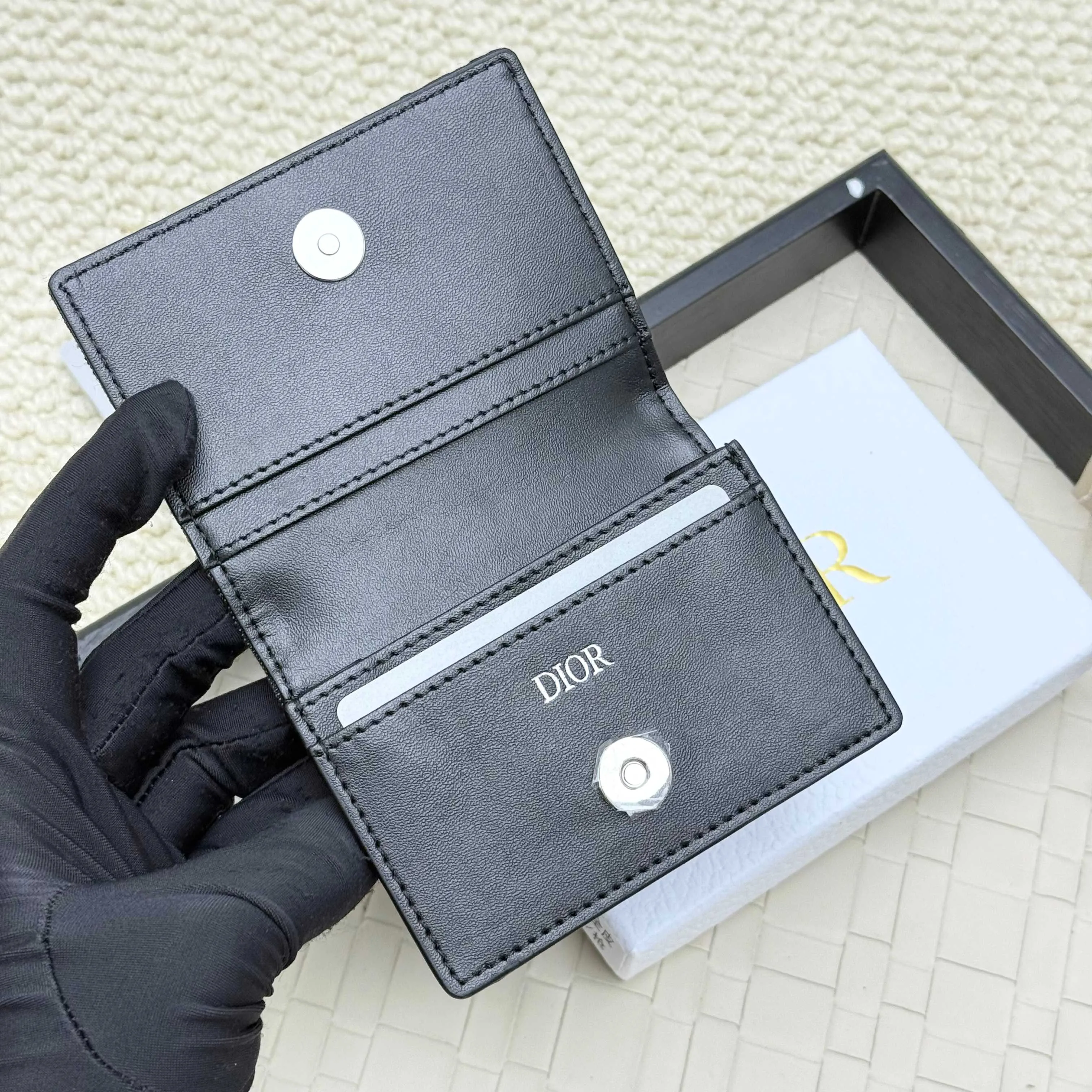 ￥120💰Business card holder is practical and exquisite👏🏻The interior is made of black smooth cowhide. Featuring an interior gusseted compartment with card slots, and a flip-top lid with two card slots. "DIOR" logo on the front and interior. No.: 136 Size: 10*6.8*2cm