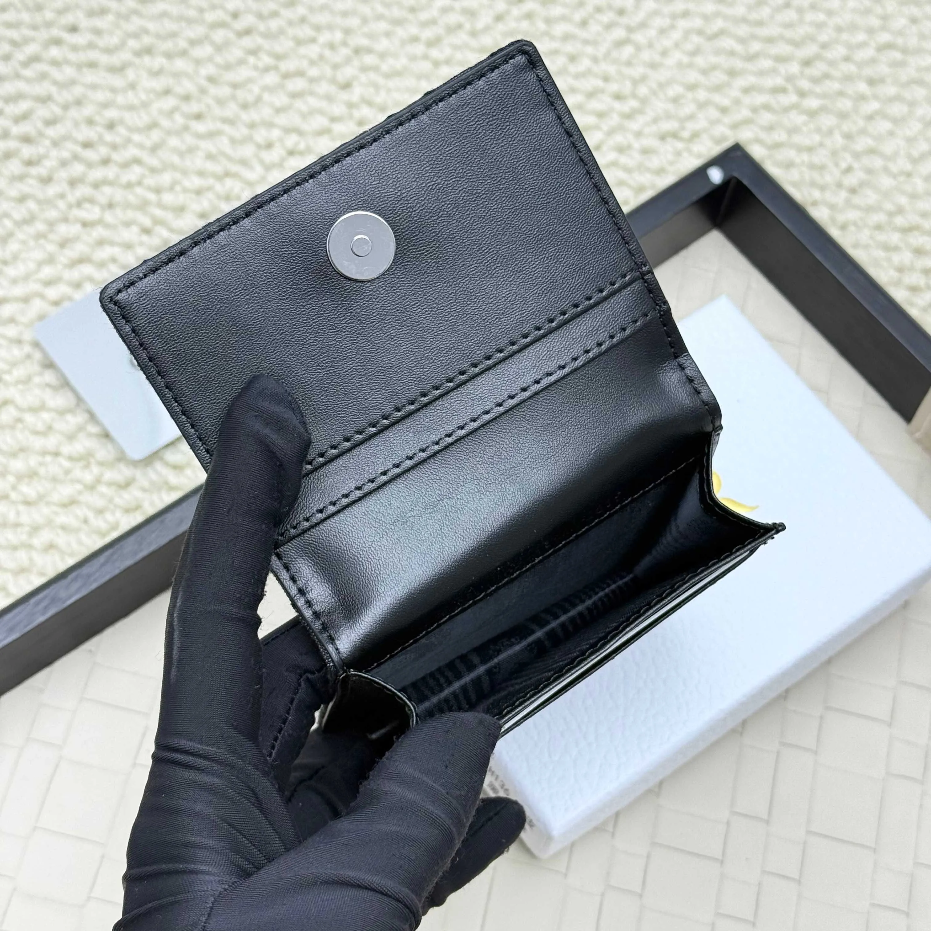￥120💰Business card holder is practical and exquisite👏🏻The interior is made of black smooth cowhide. Featuring an interior gusseted compartment with card slots, and a flip-top lid with two card slots. "DIOR" logo on the front and interior. No.: 136 Size: 10*6.8*2cm