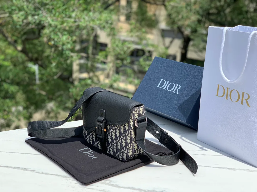 Top upgraded version 💰1460 Dior Dior saddle messenger bag, size 23×18×6cm, shipped from the factory. This saddle messenger bag adopts a classic design, showing exquisite elegance, and enhances the style of the saddle series. It is carefully made of black grained cow leather and decorated with contrasting topstitching. The saddle flap is embellished with a Christian Dior logo aluminum buckle, and is equipped with an adjustable leather shoulder strap, which can be carried on the shoulder or crossbody. This is simply a series you will regret not buying. It is suitable for both men and women.
