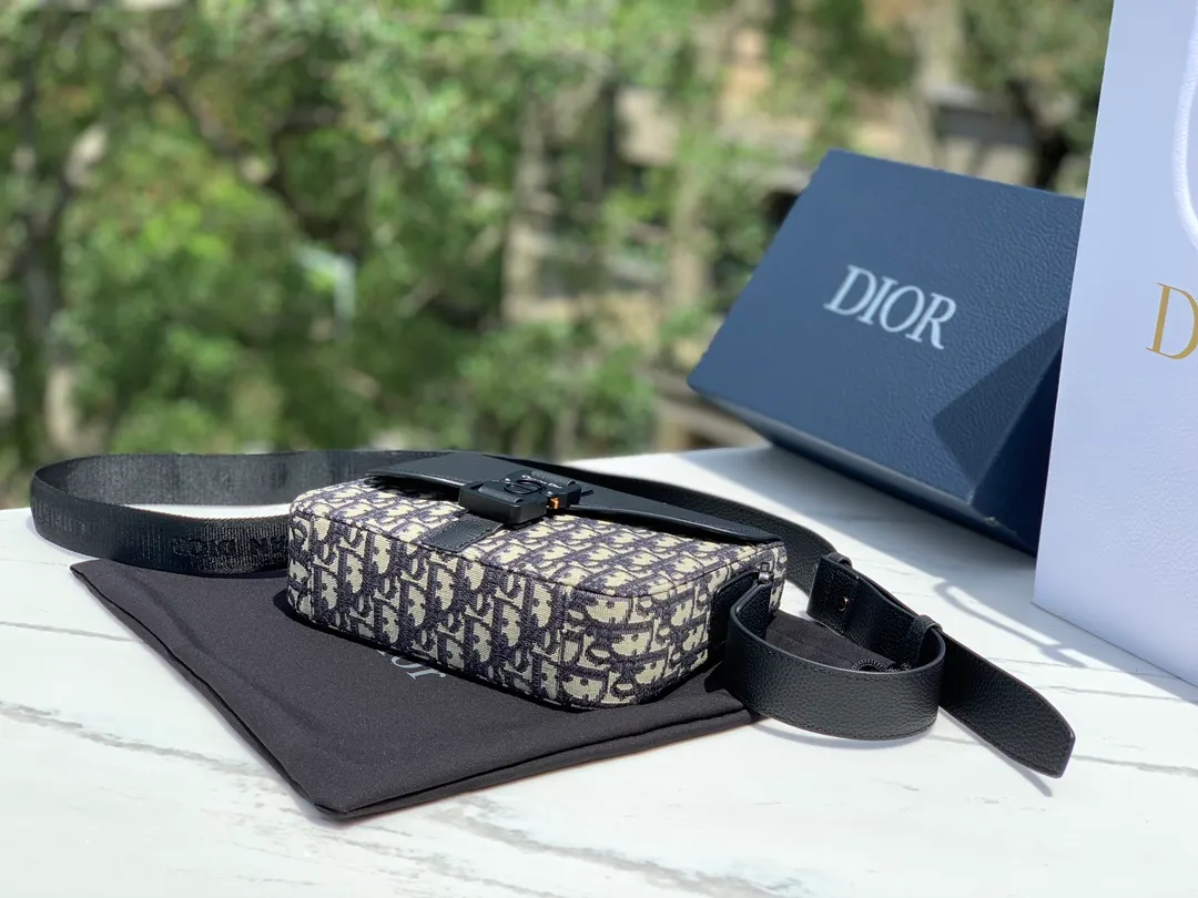 Top upgraded version 💰1460 Dior Dior saddle messenger bag, size 23×18×6cm, shipped from the factory. This saddle messenger bag adopts a classic design, showing exquisite elegance, and enhances the style of the saddle series. It is carefully made of black grained cow leather and decorated with contrasting topstitching. The saddle flap is embellished with a Christian Dior logo aluminum buckle, and is equipped with an adjustable leather shoulder strap, which can be carried on the shoulder or crossbody. This is simply a series you will regret not buying. It is suitable for both men and women.