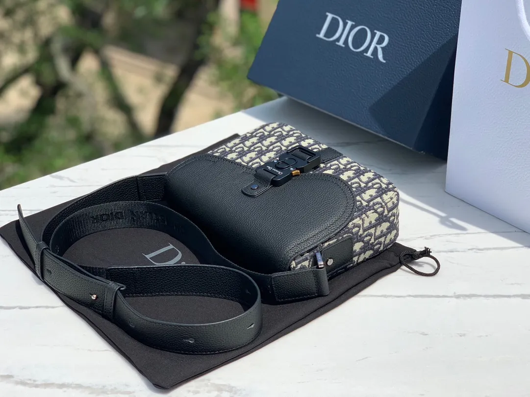 Top upgraded version 💰1460 Dior Dior saddle messenger bag, size 23×18×6cm, shipped from the factory. This saddle messenger bag adopts a classic design, showing exquisite elegance, and enhances the style of the saddle series. It is carefully made of black grained cow leather and decorated with contrasting topstitching. The saddle flap is embellished with a Christian Dior logo aluminum buckle, and is equipped with an adjustable leather shoulder strap, which can be carried on the shoulder or crossbody. This is simply a series you will regret not buying. It is suitable for both men and women.