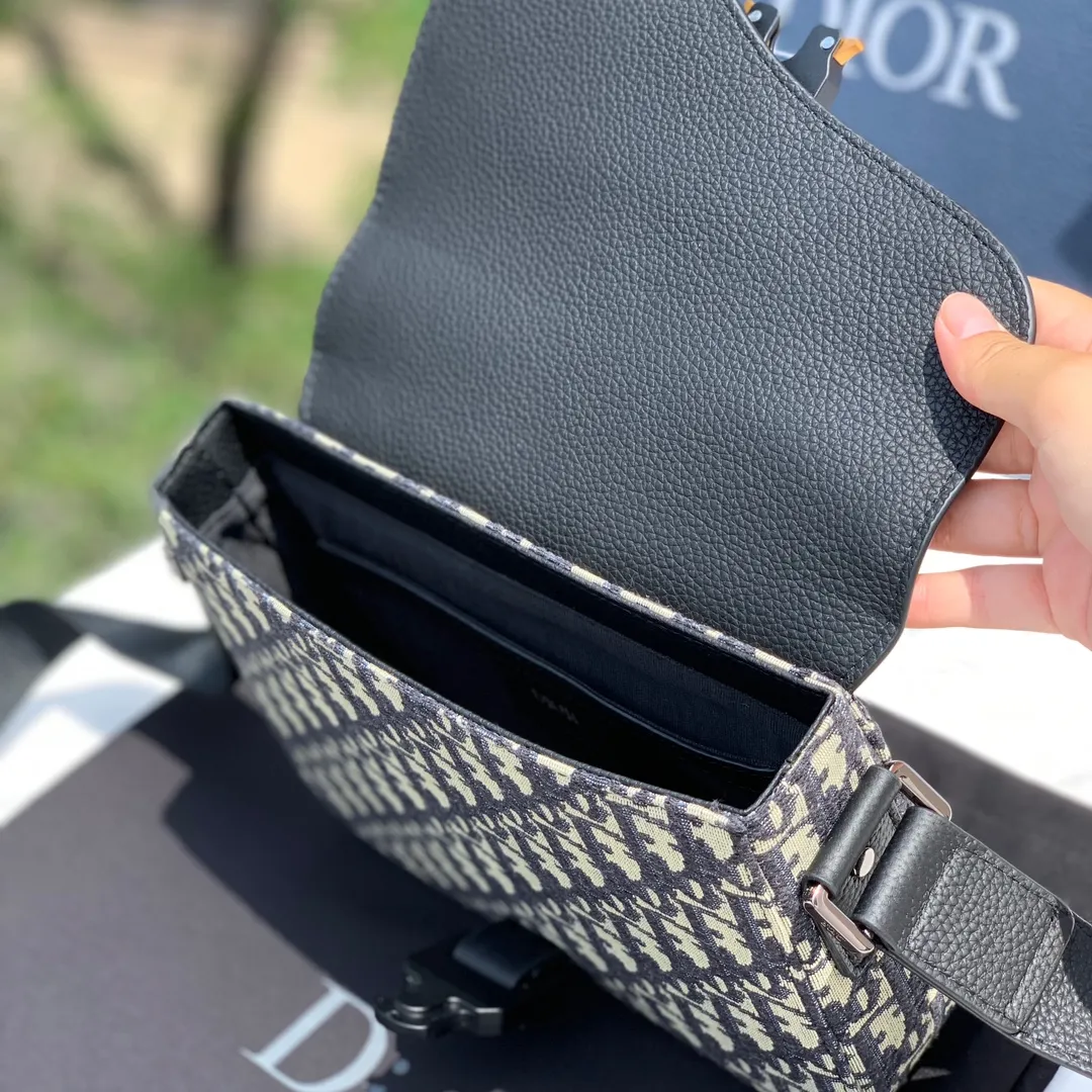 Top upgraded version 💰1460 Dior Dior saddle messenger bag, size 23×18×6cm, shipped from the factory. This saddle messenger bag adopts a classic design, showing exquisite elegance, and enhances the style of the saddle series. It is carefully made of black grained cow leather and decorated with contrasting topstitching. The saddle flap is embellished with a Christian Dior logo aluminum buckle, and is equipped with an adjustable leather shoulder strap, which can be carried on the shoulder or crossbody. This is simply a series you will regret not buying. It is suitable for both men and women.