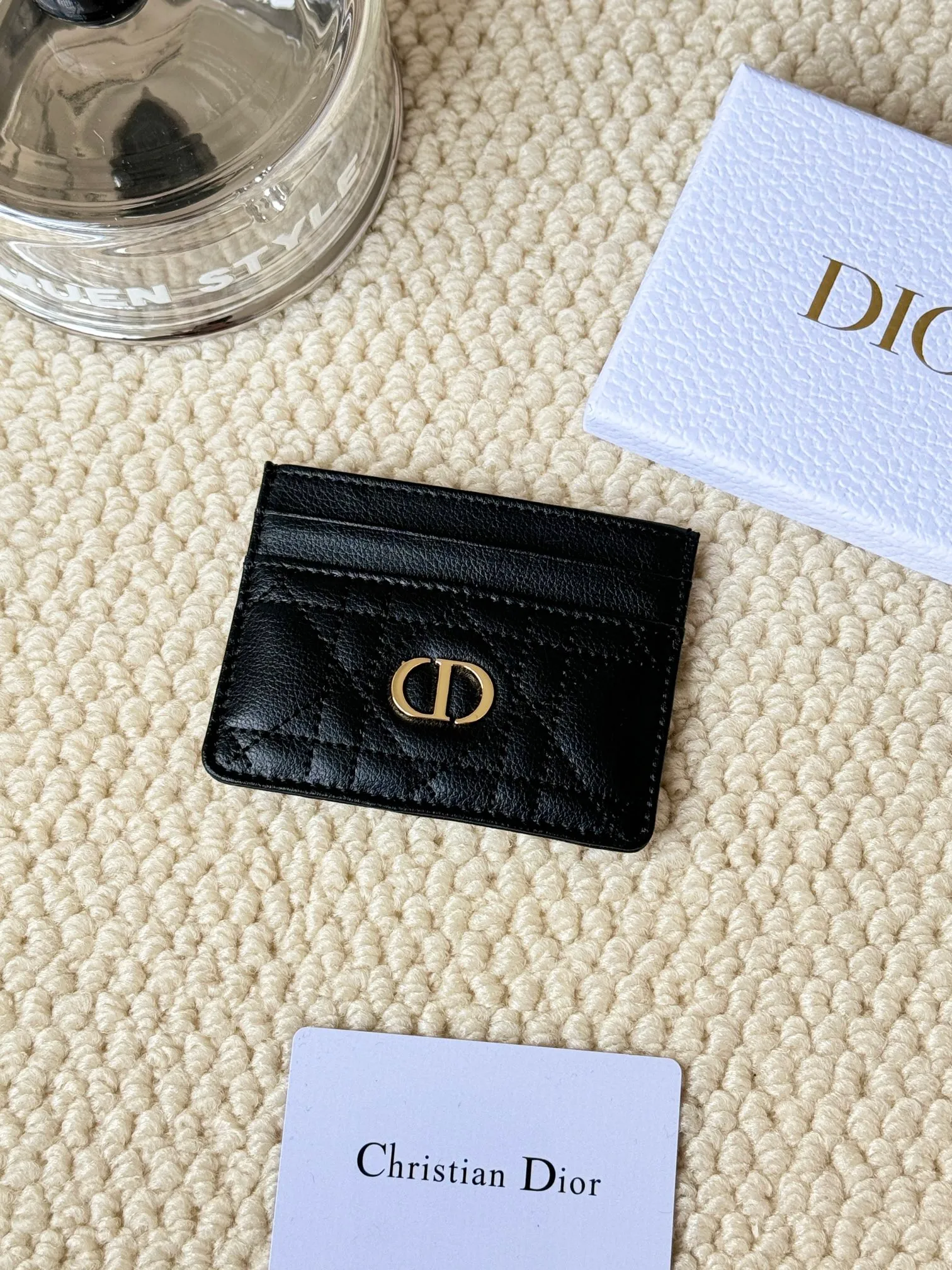💰100 No.: S5130 Carefully crafted from soft cowhide, decorated with cannage pattern topstitching and embellished with the "CD" logo on the front. Elegant and sophisticated, it has five card slots and is suitable for various occasions. Size: 10.5*7.5cm Dior Caro five-compartment card holder is a new product this season, elegant and practical.