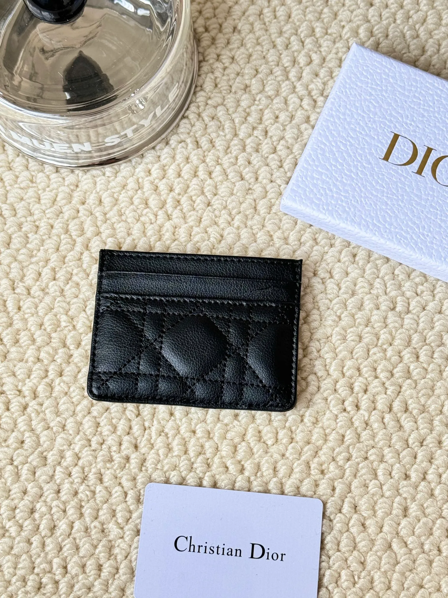 💰100 No.: S5130 Carefully crafted from soft cowhide, decorated with cannage pattern topstitching and embellished with the "CD" logo on the front. Elegant and sophisticated, it has five card slots and is suitable for various occasions. Size: 10.5*7.5cm Dior Caro five-compartment card holder is a new product this season, elegant and practical.