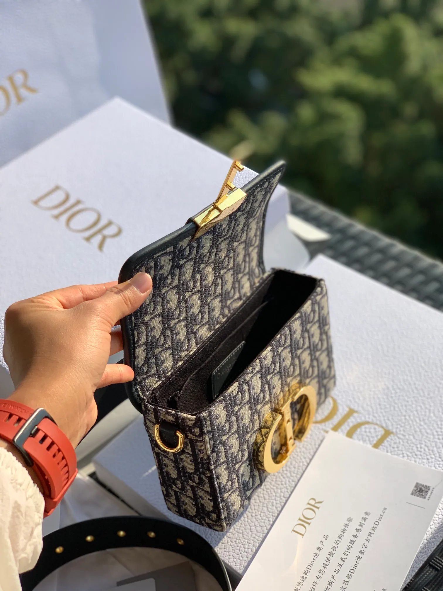 Top upgraded version💰1400 Mini Montaigne Dimensions: 17.5 x 11.5 x 5cm This real star bag will never go out of style no matter how many years. If you want to buy it, buy a reliable one. This is a truly reliable channel purchased from the counter. It is a channel that buys the favorites. I sell it at a real price. When you see the details, you will understand the great value. It must be what it looks like at the counter. It is an absolutely reliable overseas channel! !