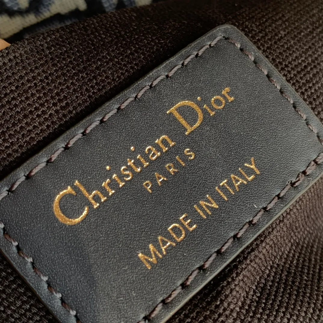Top upgraded version💰1400 Mini Montaigne Dimensions: 17.5 x 11.5 x 5cm This real star bag will never go out of style no matter how many years. If you want to buy it, buy a reliable one. This is a truly reliable channel purchased from the counter. It is a channel that buys the favorites. I sell it at a real price. When you see the details, you will understand the great value. It must be what it looks like at the counter. It is an absolutely reliable overseas channel! !