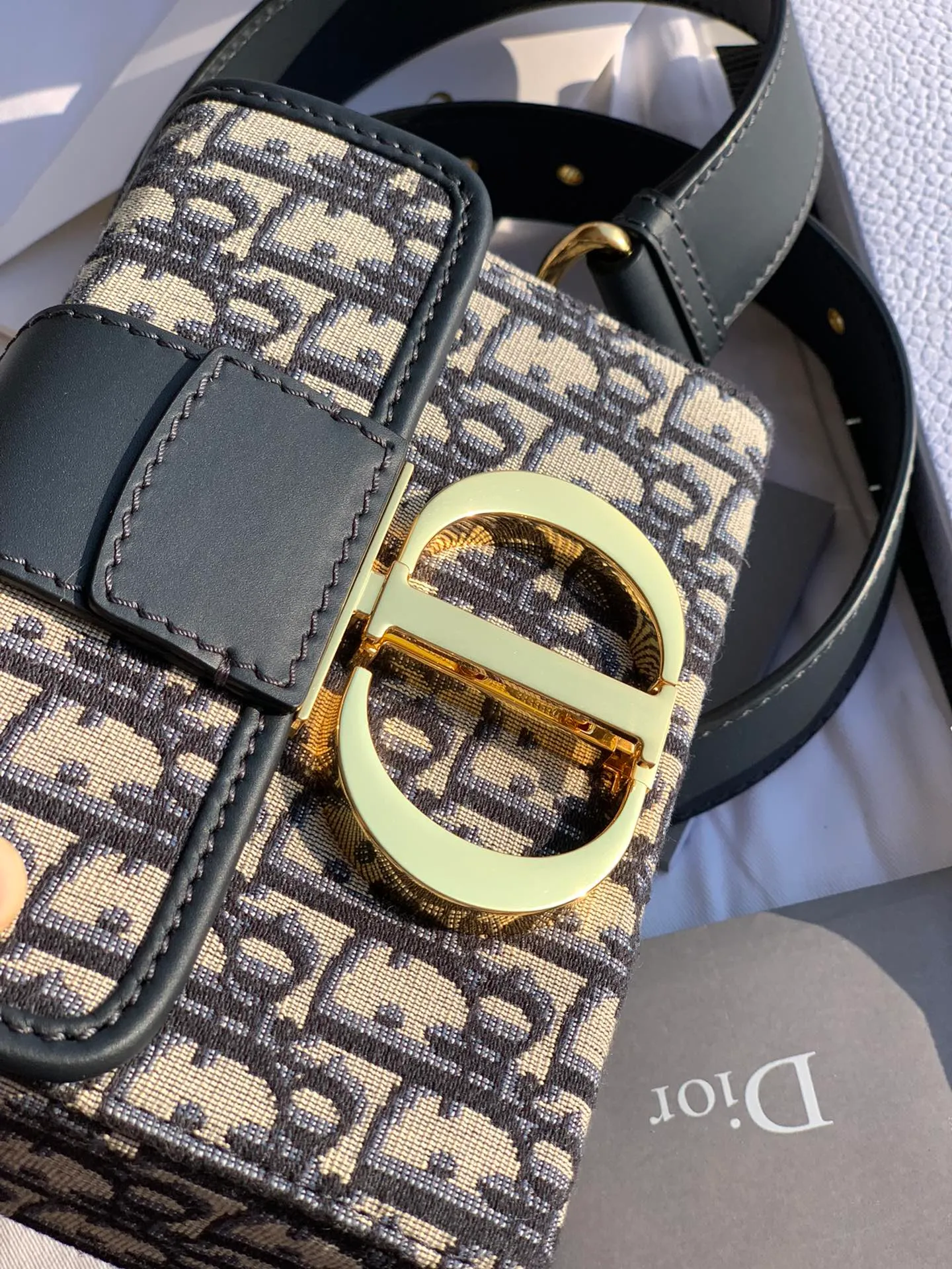 Top upgraded version💰1400 Mini Montaigne Dimensions: 17.5 x 11.5 x 5cm This real star bag will never go out of style no matter how many years. If you want to buy it, buy a reliable one. This is a truly reliable channel purchased from the counter. It is a channel that buys the favorites. I sell it at a real price. When you see the details, you will understand the great value. It must be what it looks like at the counter. It is an absolutely reliable overseas channel! !