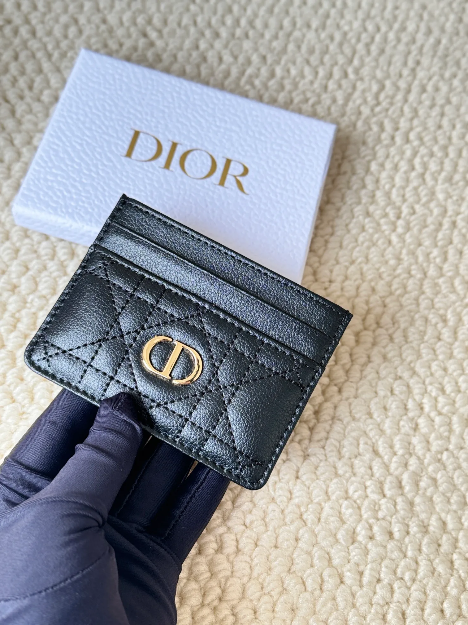 💰110 No.: S5130 Carefully crafted from soft cowhide, decorated with cannage pattern topstitching and embellished with the "CD" logo on the front. Elegant and sophisticated, it has five card slots and is suitable for various occasions. Size: 10.5*7.5cm Dior Caro five-compartment card holder is a new product this season, elegant and practical.