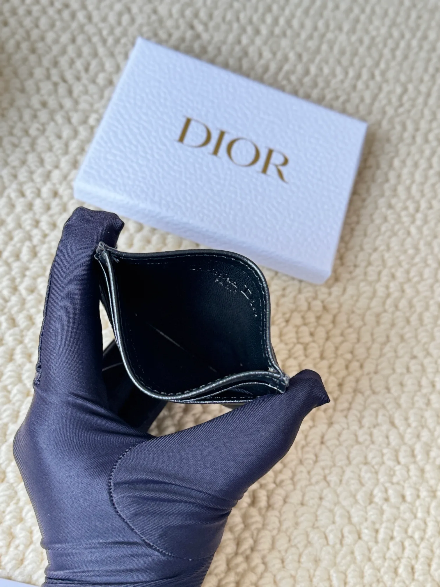 💰110 No.: S5130 Carefully crafted from soft cowhide, decorated with cannage pattern topstitching and embellished with the "CD" logo on the front. Elegant and sophisticated, it has five card slots and is suitable for various occasions. Size: 10.5*7.5cm Dior Caro five-compartment card holder is a new product this season, elegant and practical.