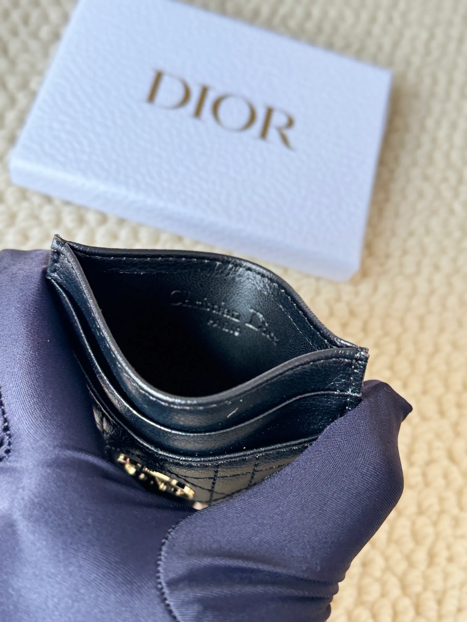 💰110 No.: S5130 Carefully crafted from soft cowhide, decorated with cannage pattern topstitching and embellished with the "CD" logo on the front. Elegant and sophisticated, it has five card slots and is suitable for various occasions. Size: 10.5*7.5cm Dior Caro five-compartment card holder is a new product this season, elegant and practical.