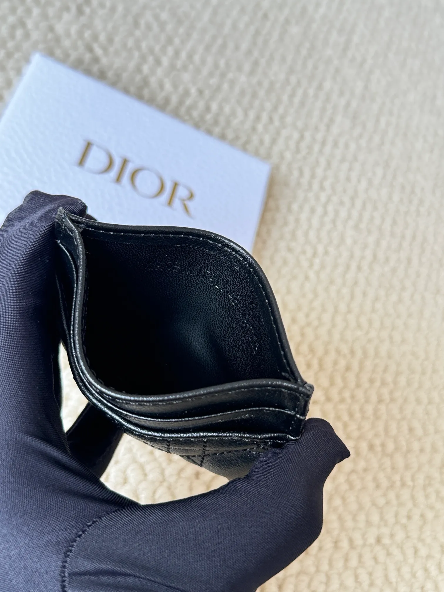 💰110 No.: S5130 Carefully crafted from soft cowhide, decorated with cannage pattern topstitching and embellished with the "CD" logo on the front. Elegant and sophisticated, it has five card slots and is suitable for various occasions. Size: 10.5*7.5cm Dior Caro five-compartment card holder is a new product this season, elegant and practical.