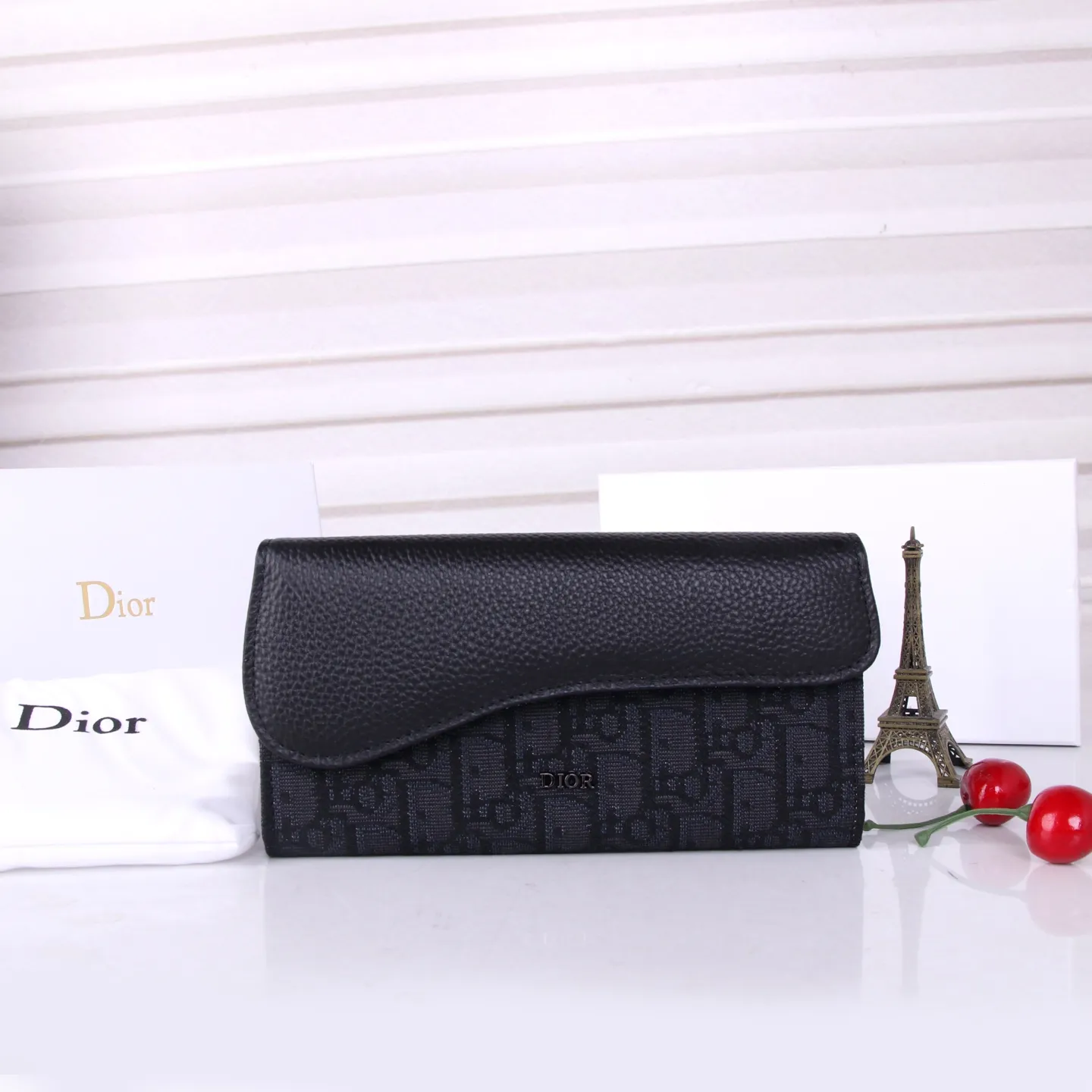 💰170 Style No.: D3037 Brand: Dior Color: Black Size: 19*10.5*3.5 Description: The latest models from Dior counters are now available! Made of imported calfskin, beautiful embroidery thread, and exquisite workmanship, it’s comparable to the counters!