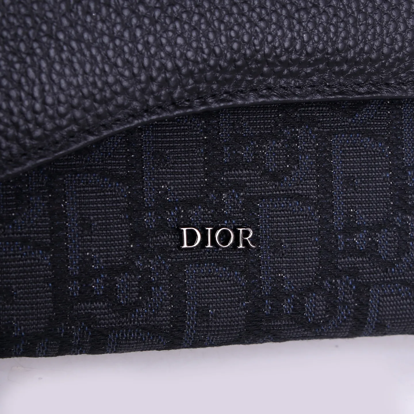 💰170 Style No.: D3037 Brand: Dior Color: Black Size: 19*10.5*3.5 Description: The latest models from Dior counters are now available! Made of imported calfskin, beautiful embroidery thread, and exquisite workmanship, it’s comparable to the counters!