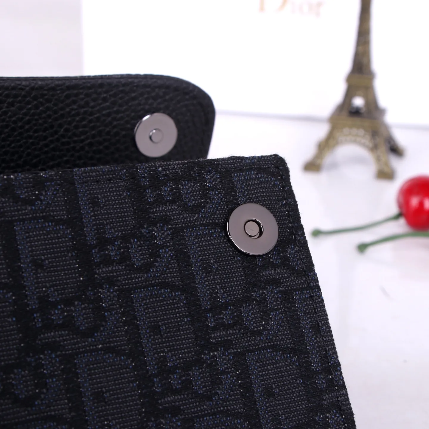 💰170 Style No.: D3037 Brand: Dior Color: Black Size: 19*10.5*3.5 Description: The latest models from Dior counters are now available! Made of imported calfskin, beautiful embroidery thread, and exquisite workmanship, it’s comparable to the counters!
