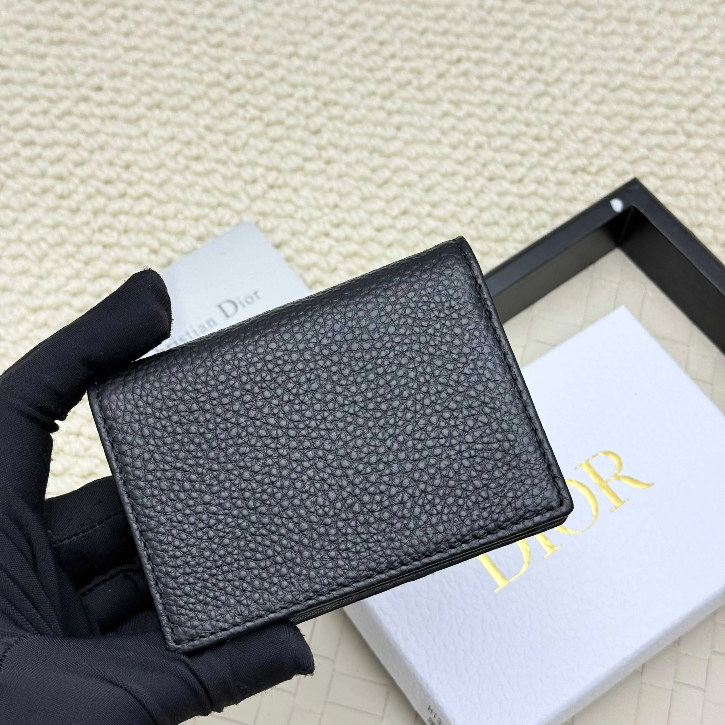 ￥120💰Business card holder is practical and exquisite👏🏻The interior is made of black smooth cowhide. Featuring an interior gusseted compartment with card slots, and a flip-top lid with two card slots. "DIOR" logo on the front and interior. No.: 136 Size: 10*6.8*2cm