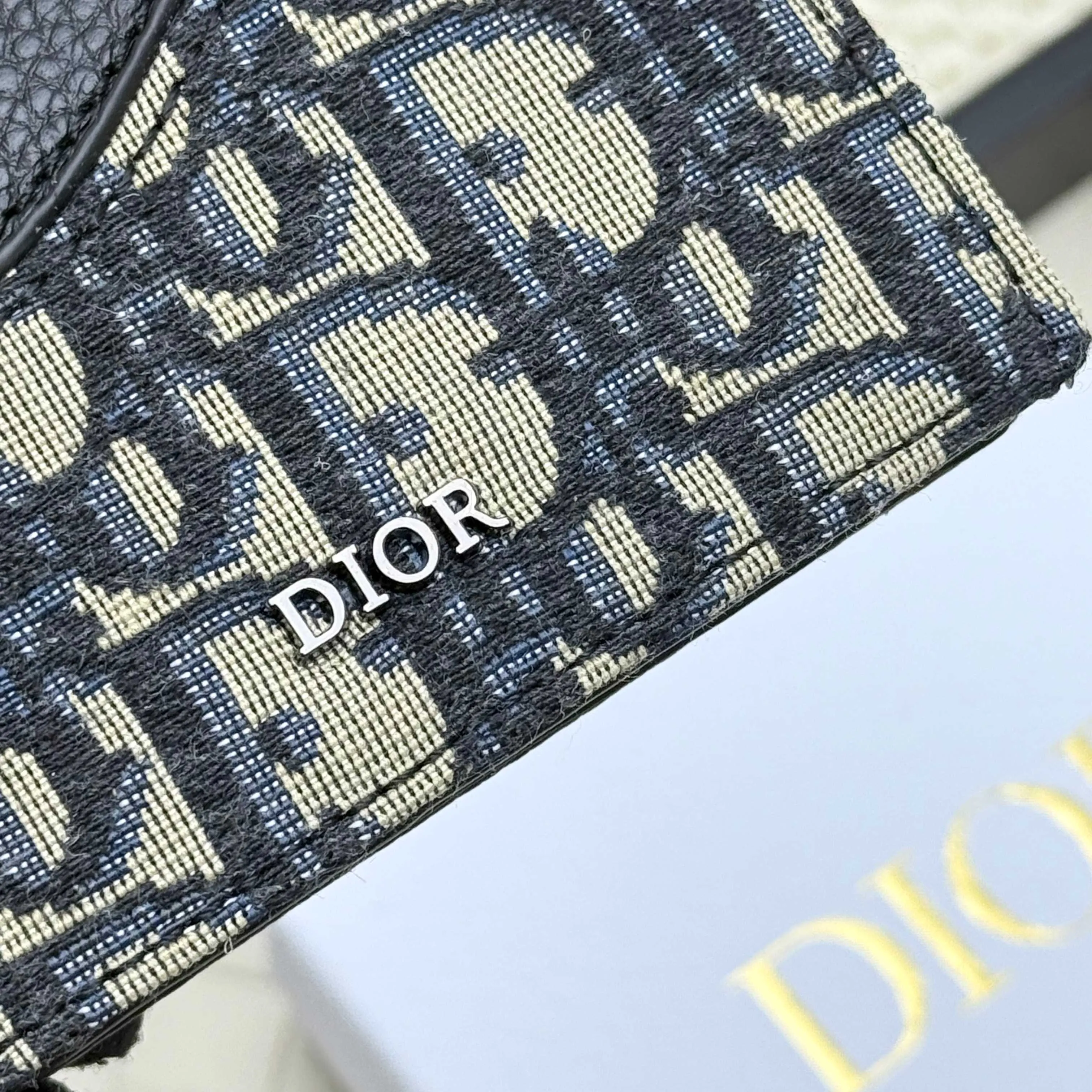 ￥120💰Business card holder is practical and exquisite👏🏻The interior is made of black smooth cowhide. Featuring an interior gusseted compartment with card slots, and a flip-top lid with two card slots. "DIOR" logo on the front and interior. No.: 136 Size: 10*6.8*2cm