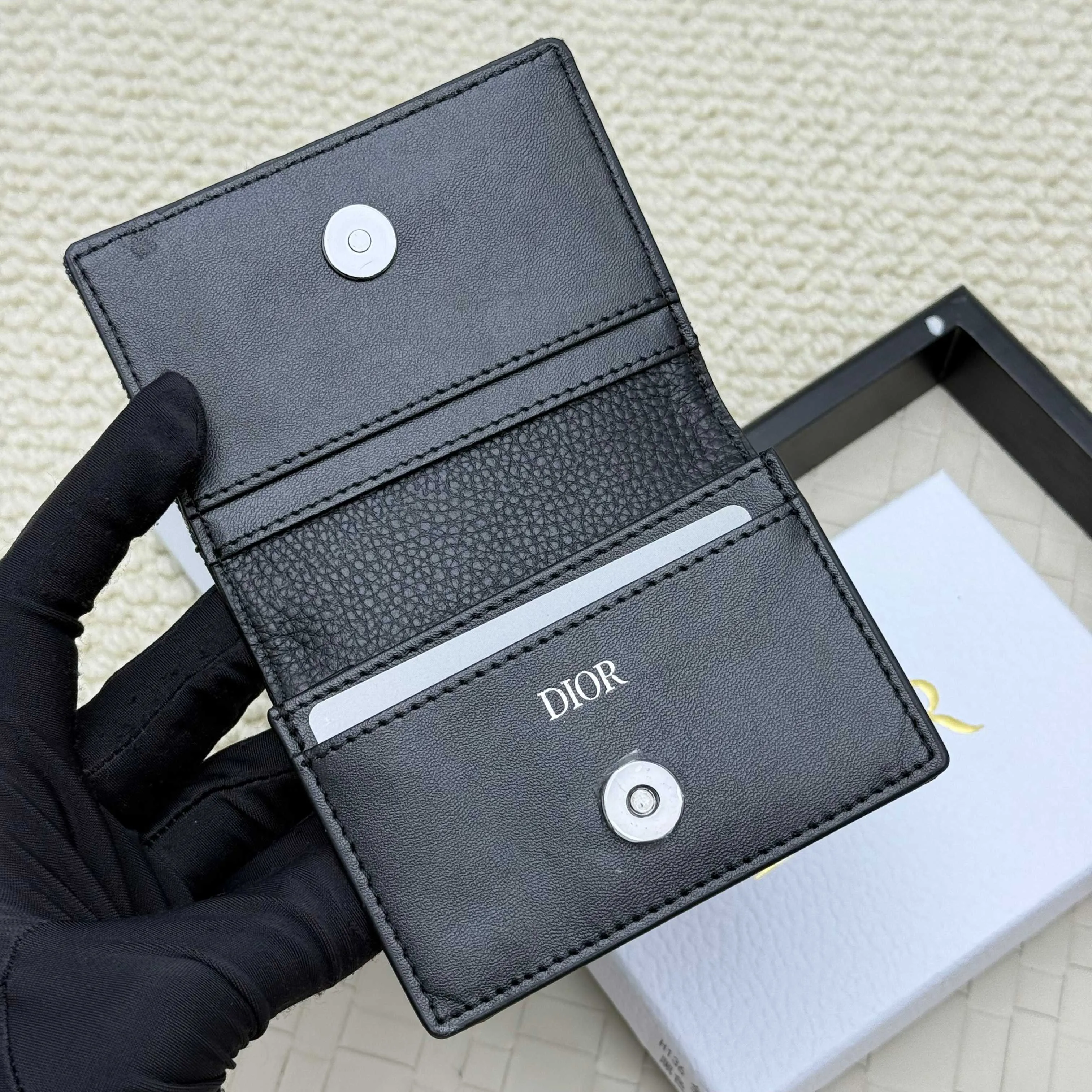 ￥120💰Business card holder is practical and exquisite👏🏻The interior is made of black smooth cowhide. Featuring an interior gusseted compartment with card slots, and a flip-top lid with two card slots. "DIOR" logo on the front and interior. No.: 136 Size: 10*6.8*2cm