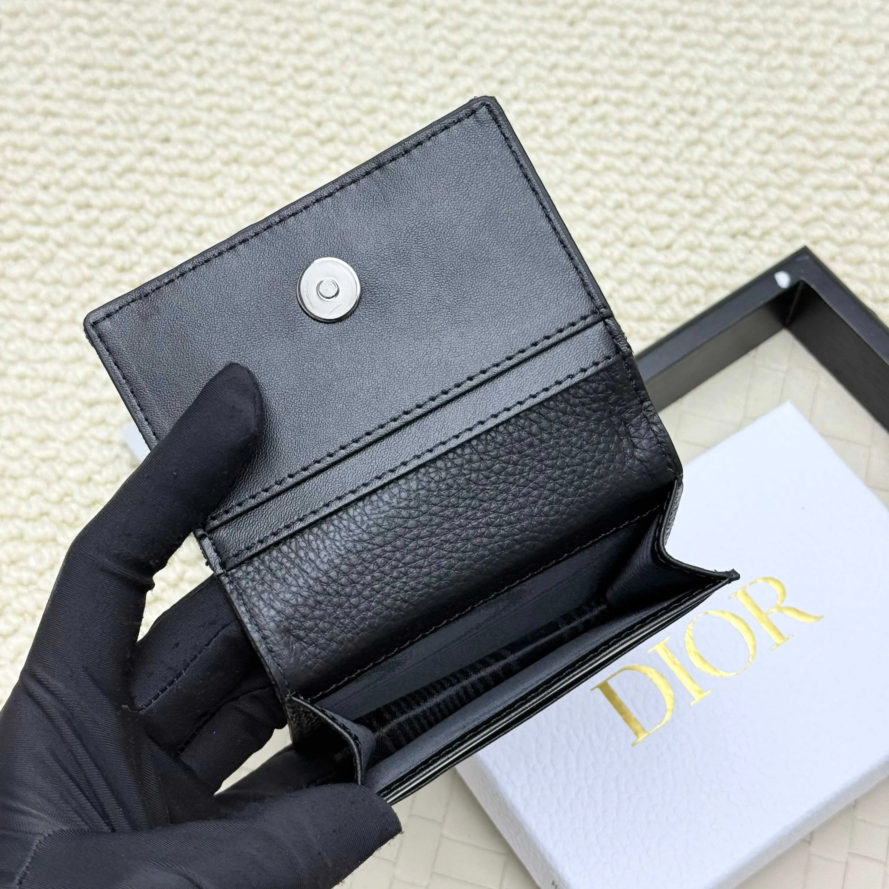 ￥120💰Business card holder is practical and exquisite👏🏻The interior is made of black smooth cowhide. Featuring an interior gusseted compartment with card slots, and a flip-top lid with two card slots. "DIOR" logo on the front and interior. No.: 136 Size: 10*6.8*2cm