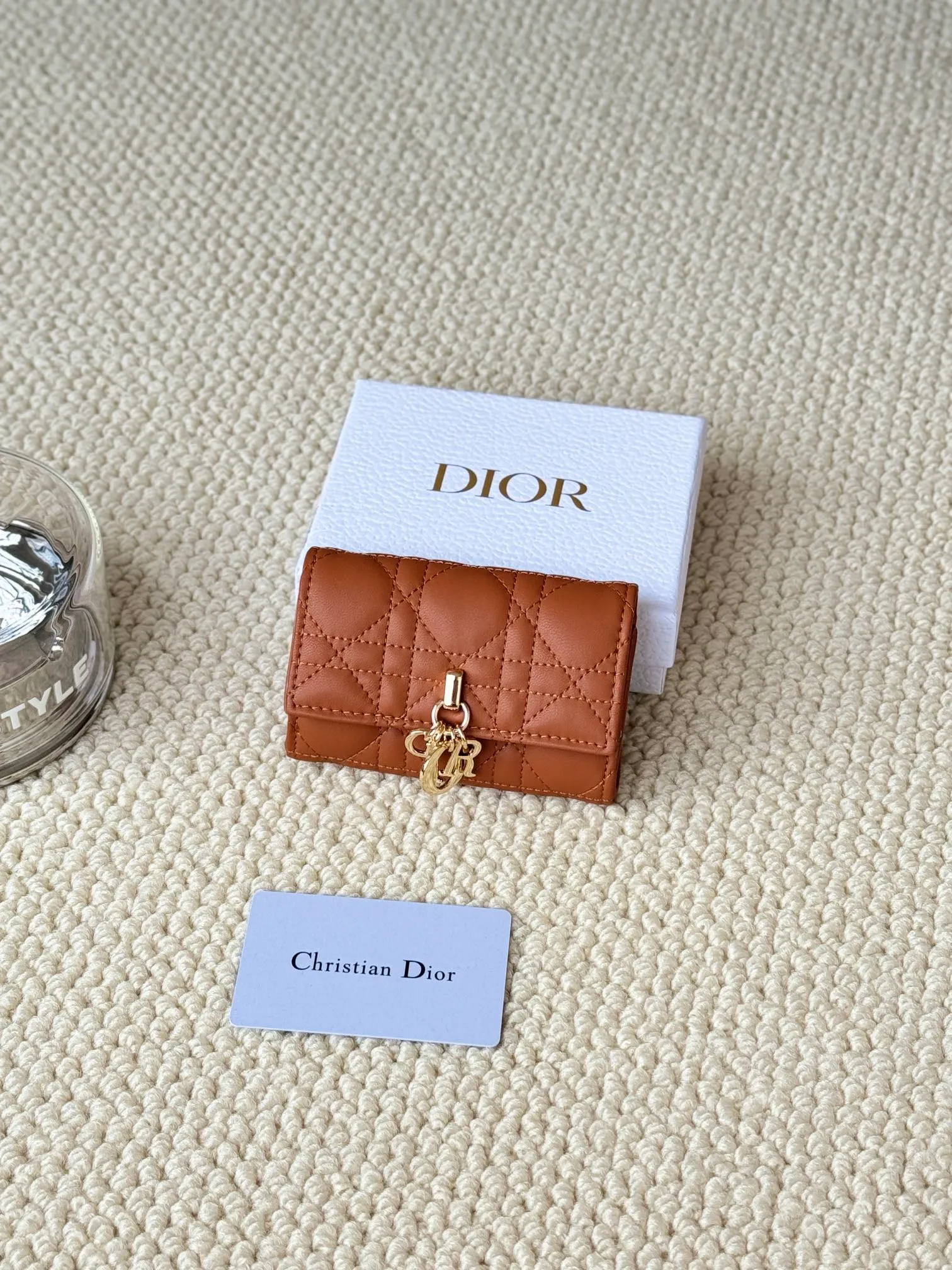 💰150 No.: S0966ONMJ_M413 Size: 11x7.5x2.5cm This My Dior Glycine wallet is compact, practical and unique. Crafted from blush pink sheepskin, it is decorated with a cannage pattern and features a D.I.O.R. charm on the front to enhance the style. Elegant and refined, it can store a variety of daily necessities, is suitable for various occasions, and can be matched with other My Dior items. Front D.I.O.R. charm 2 card slots 1 zipped compartment 1 spacious interior compartment Made in Italy