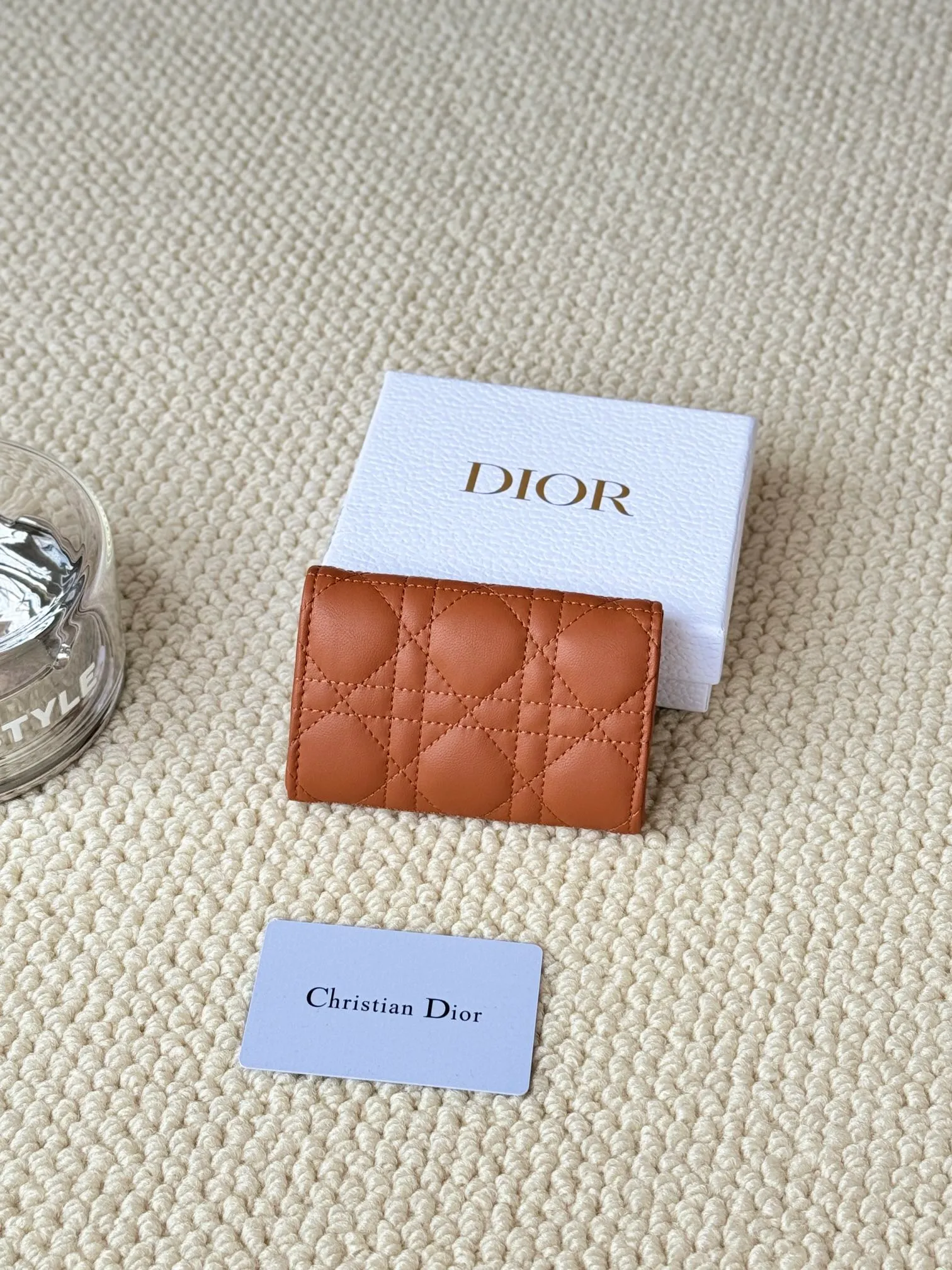 💰150 No.: S0966ONMJ_M413 Size: 11x7.5x2.5cm This My Dior Glycine wallet is compact, practical and unique. Crafted from blush pink sheepskin, it is decorated with a cannage pattern and features a D.I.O.R. charm on the front to enhance the style. Elegant and refined, it can store a variety of daily necessities, is suitable for various occasions, and can be matched with other My Dior items. Front D.I.O.R. charm 2 card slots 1 zipped compartment 1 spacious interior compartment Made in Italy