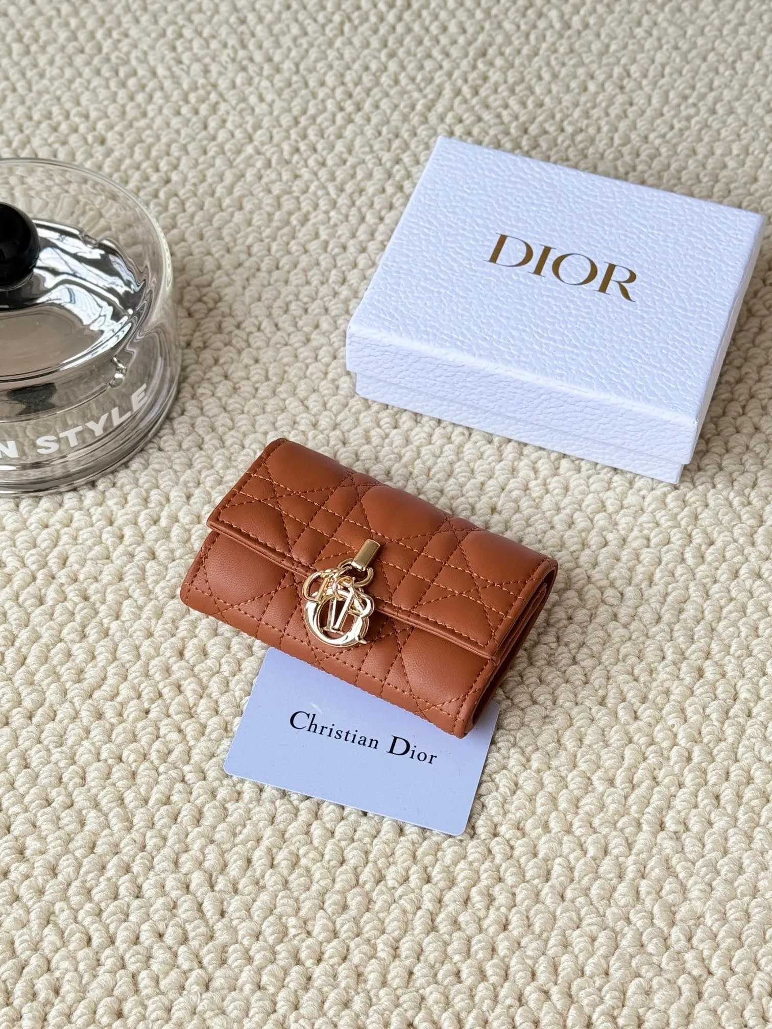 💰150 No.: S0966ONMJ_M413 Size: 11x7.5x2.5cm This My Dior Glycine wallet is compact, practical and unique. Crafted from blush pink sheepskin, it is decorated with a cannage pattern and features a D.I.O.R. charm on the front to enhance the style. Elegant and refined, it can store a variety of daily necessities, is suitable for various occasions, and can be matched with other My Dior items. Front D.I.O.R. charm 2 card slots 1 zipped compartment 1 spacious interior compartment Made in Italy