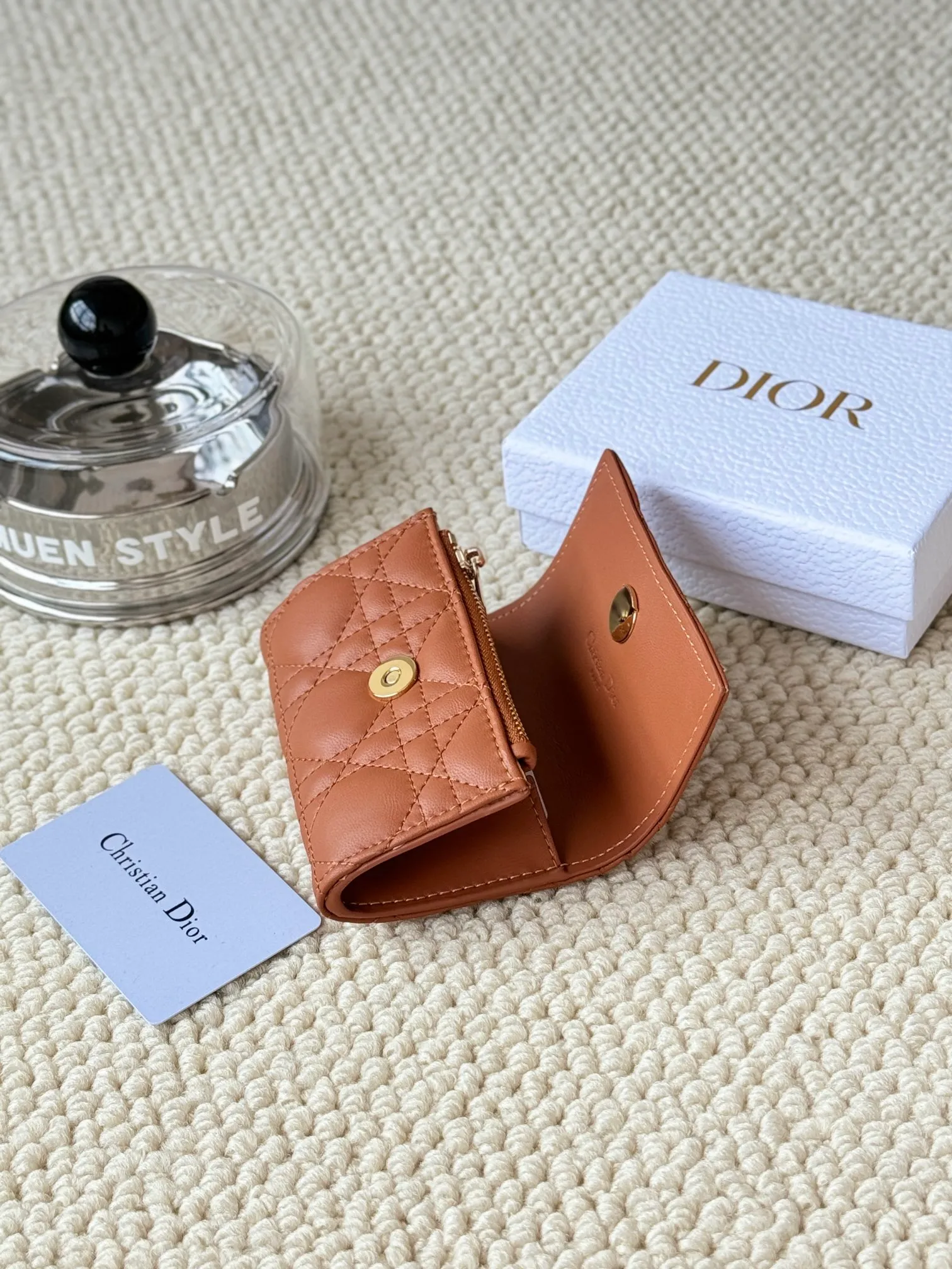 💰150 No.: S0966ONMJ_M413 Size: 11x7.5x2.5cm This My Dior Glycine wallet is compact, practical and unique. Crafted from blush pink sheepskin, it is decorated with a cannage pattern and features a D.I.O.R. charm on the front to enhance the style. Elegant and refined, it can store a variety of daily necessities, is suitable for various occasions, and can be matched with other My Dior items. Front D.I.O.R. charm 2 card slots 1 zipped compartment 1 spacious interior compartment Made in Italy