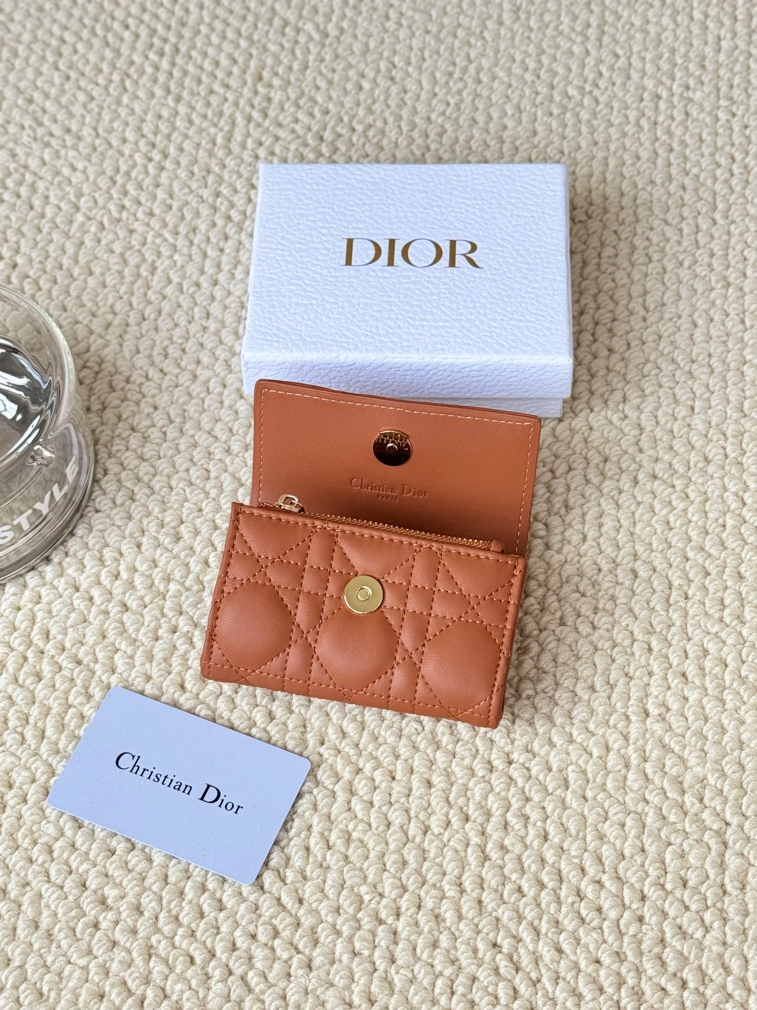 💰150 No.: S0966ONMJ_M413 Size: 11x7.5x2.5cm This My Dior Glycine wallet is compact, practical and unique. Crafted from blush pink sheepskin, it is decorated with a cannage pattern and features a D.I.O.R. charm on the front to enhance the style. Elegant and refined, it can store a variety of daily necessities, is suitable for various occasions, and can be matched with other My Dior items. Front D.I.O.R. charm 2 card slots 1 zipped compartment 1 spacious interior compartment Made in Italy