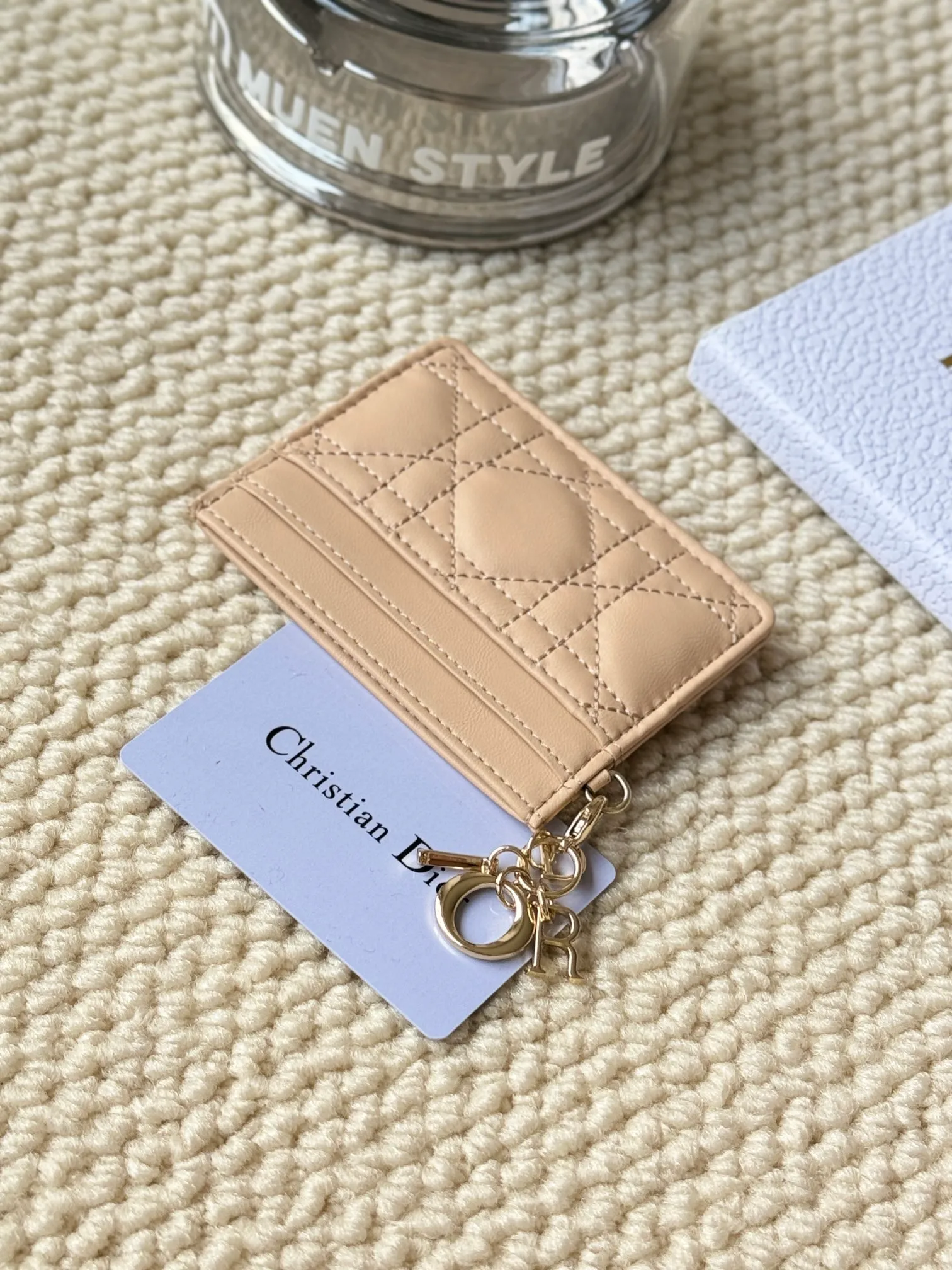 💰110LadyDior Sheepskin No.: S0974OVRB M81B T Lady Dior five-compartment card holder Product description: The color is as shown in the picture. This Lady Dior five-compartment card holder is new this season, elegant and practical. Crafted from cloudy blue patent cow leather, decorated with cannage pattern topstitching and embellished with a removable D.I.O.R. charm. Elegant and sophisticated, it has five card slots, suitable for various occasions, and can be combined with other Lady Dior