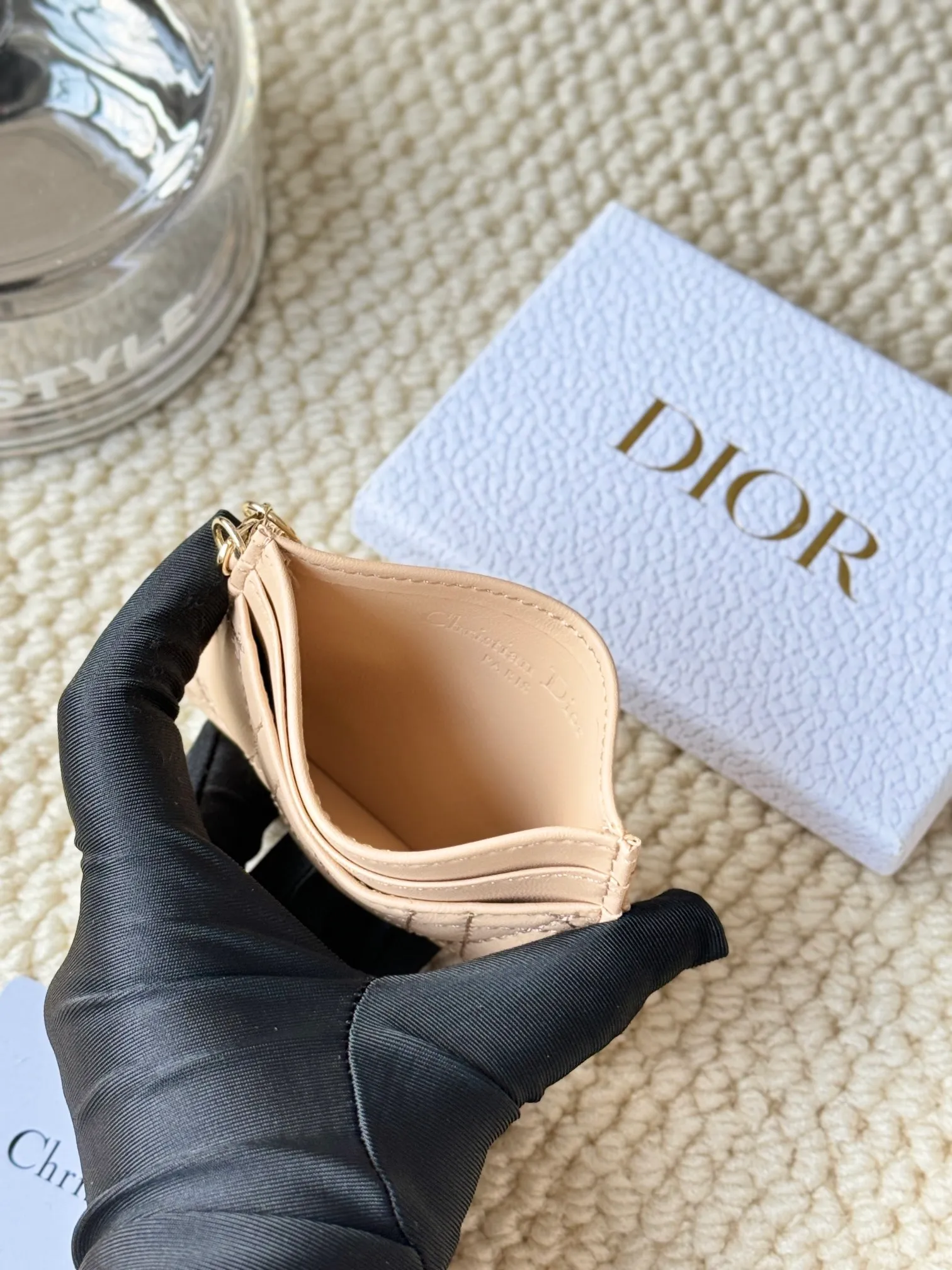 💰110LadyDior Sheepskin No.: S0974OVRB M81B T Lady Dior five-compartment card holder Product description: The color is as shown in the picture. This Lady Dior five-compartment card holder is new this season, elegant and practical. Crafted from cloudy blue patent cow leather, decorated with cannage pattern topstitching and embellished with a removable D.I.O.R. charm. Elegant and sophisticated, it has five card slots, suitable for various occasions, and can be combined with other Lady Dior