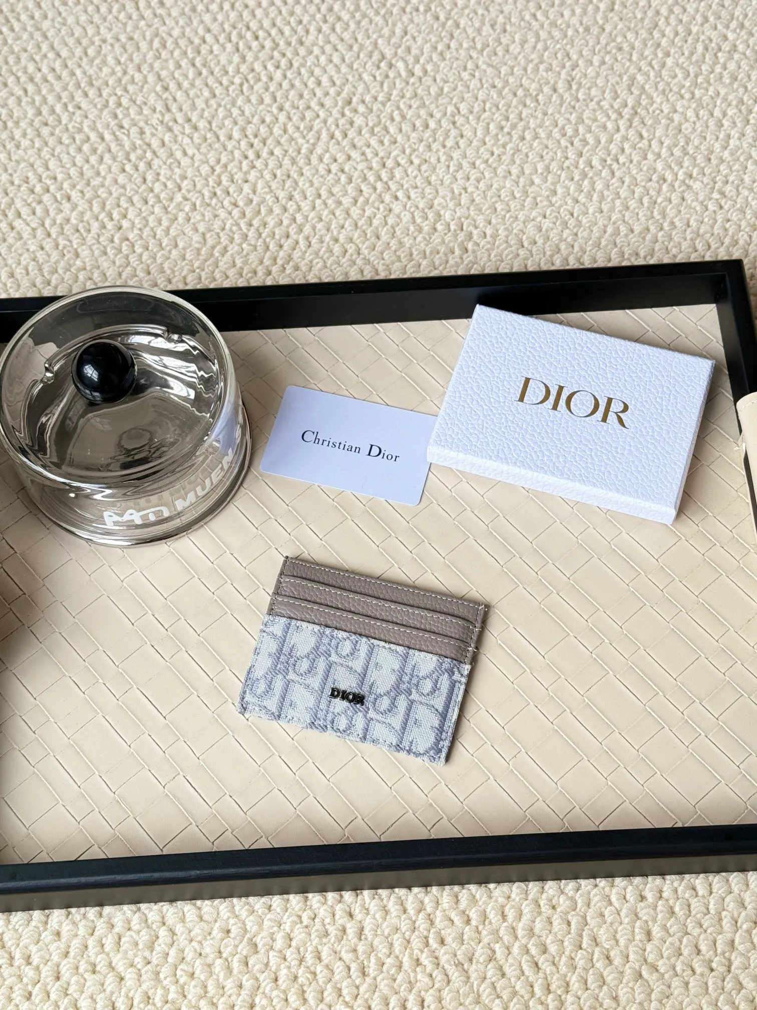 💰100 old flower material Dior card holder is elegant and refined😍 Men's is carefully made of cowhide [strong]. There are 3 card slots on each side and 1 card slot on the top, which is exquisite and exquisite in shape. Style number: CH135 Size: 10*8cm
