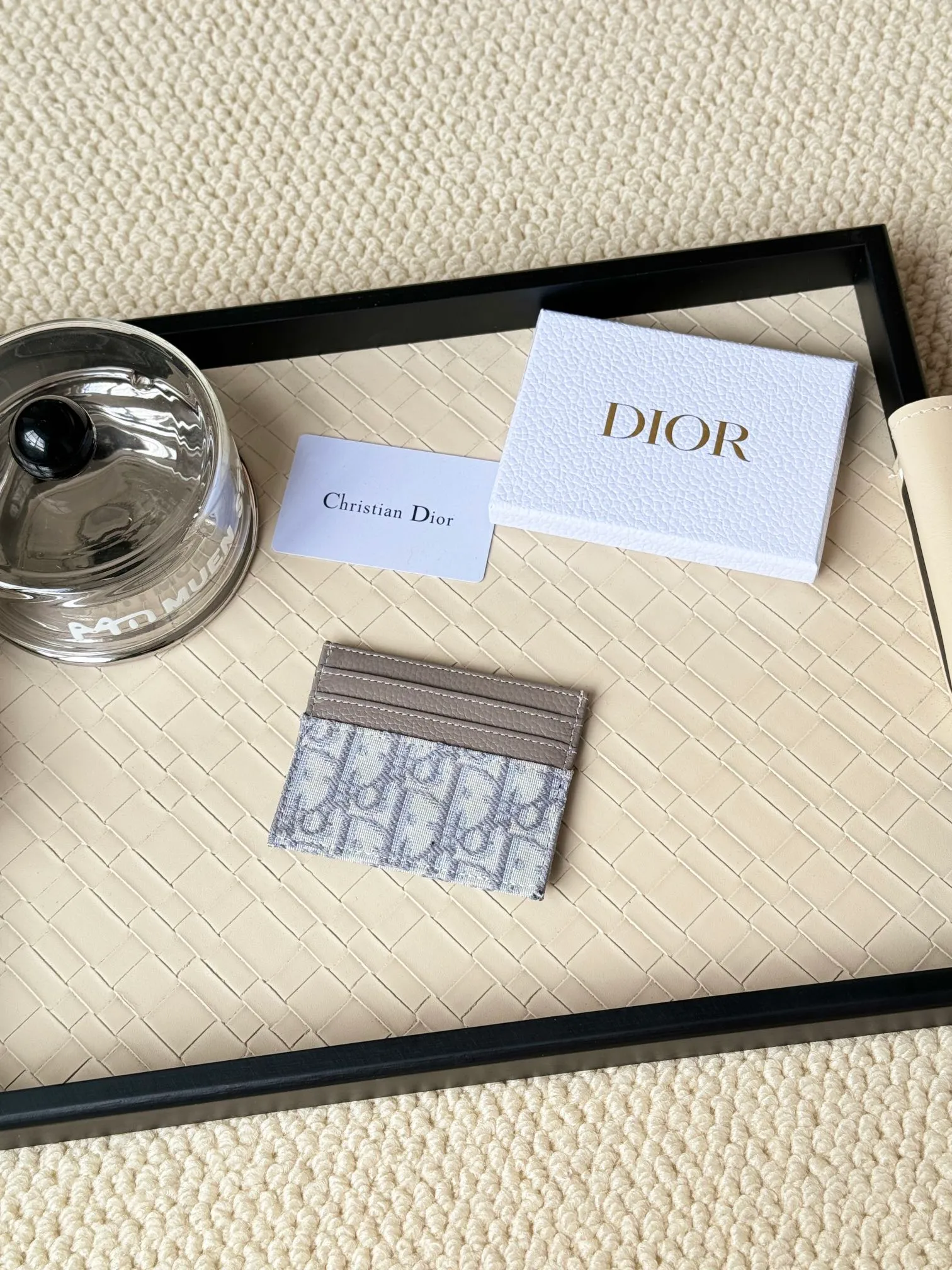 💰100 old flower material Dior card holder is elegant and refined😍 Men's is carefully made of cowhide [strong]. There are 3 card slots on each side and 1 card slot on the top, which is exquisite and exquisite in shape. Style number: CH135 Size: 10*8cm
