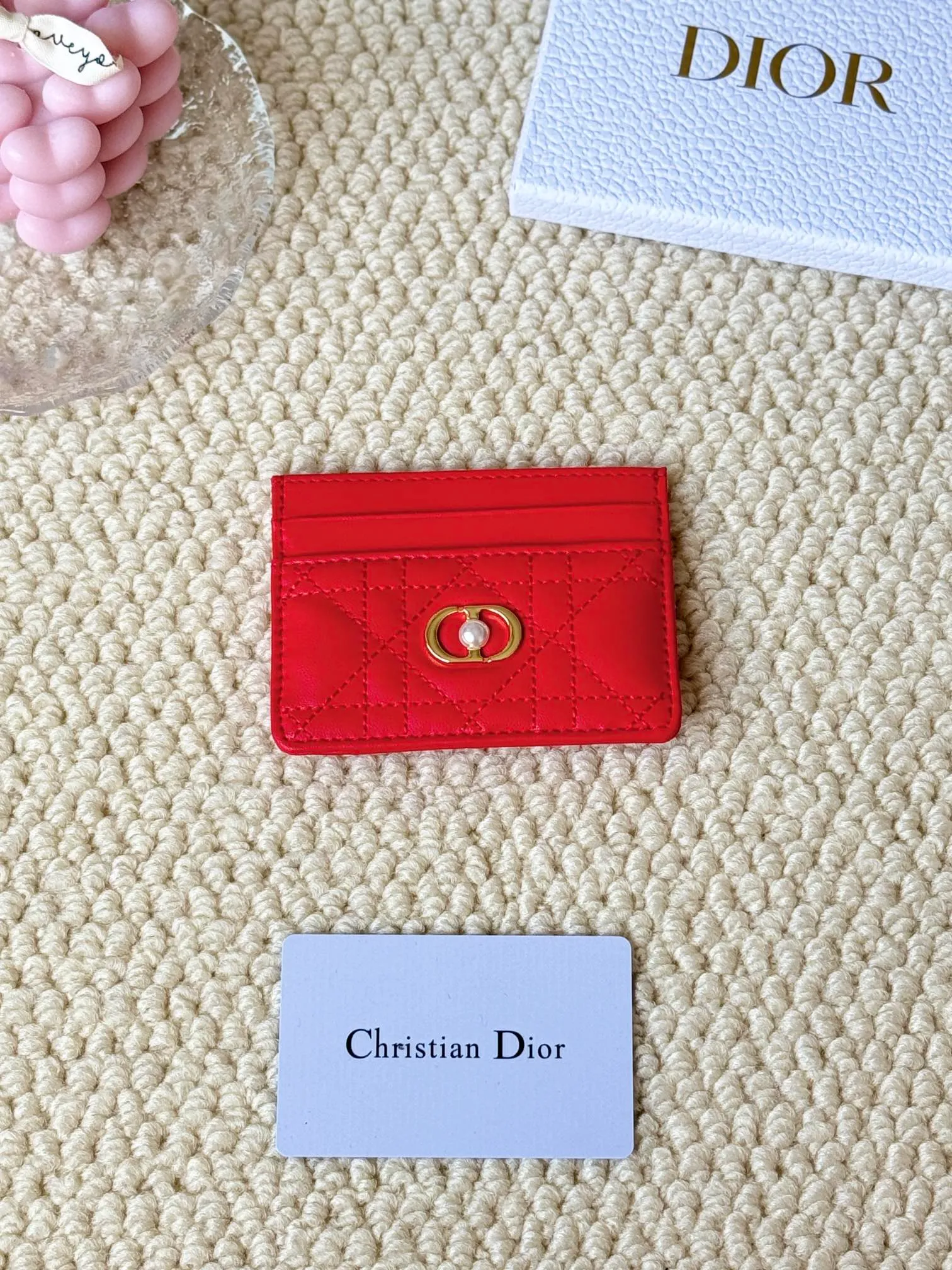 💰100 dior card cd card holder New style CD with a mini pearl on the front No.: S3103 Carefully made of soft cowhide, decorated with cannage pattern topstitching, embellished with "CD" ➕ pearl embellishment logo on the front. Elegant and sophisticated, it has five card slots and is suitable for various occasions. Size: 10.5*7.5cm Dior Caro five-compartment card holder is a new product this season, elegant and practical.