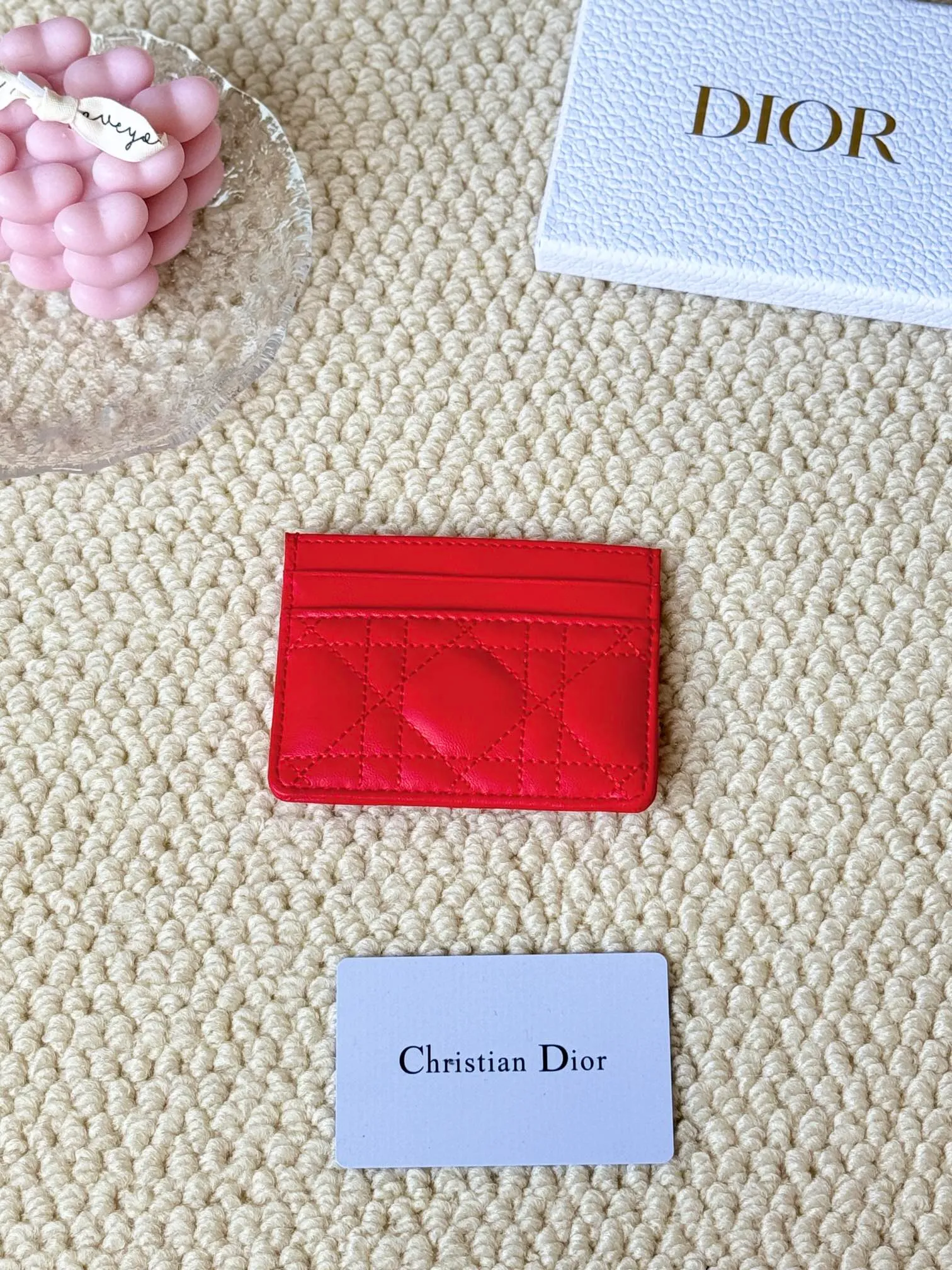 💰100 dior card cd card holder New style CD with a mini pearl on the front No.: S3103 Carefully made of soft cowhide, decorated with cannage pattern topstitching, embellished with "CD" ➕ pearl embellishment logo on the front. Elegant and sophisticated, it has five card slots and is suitable for various occasions. Size: 10.5*7.5cm Dior Caro five-compartment card holder is a new product this season, elegant and practical.