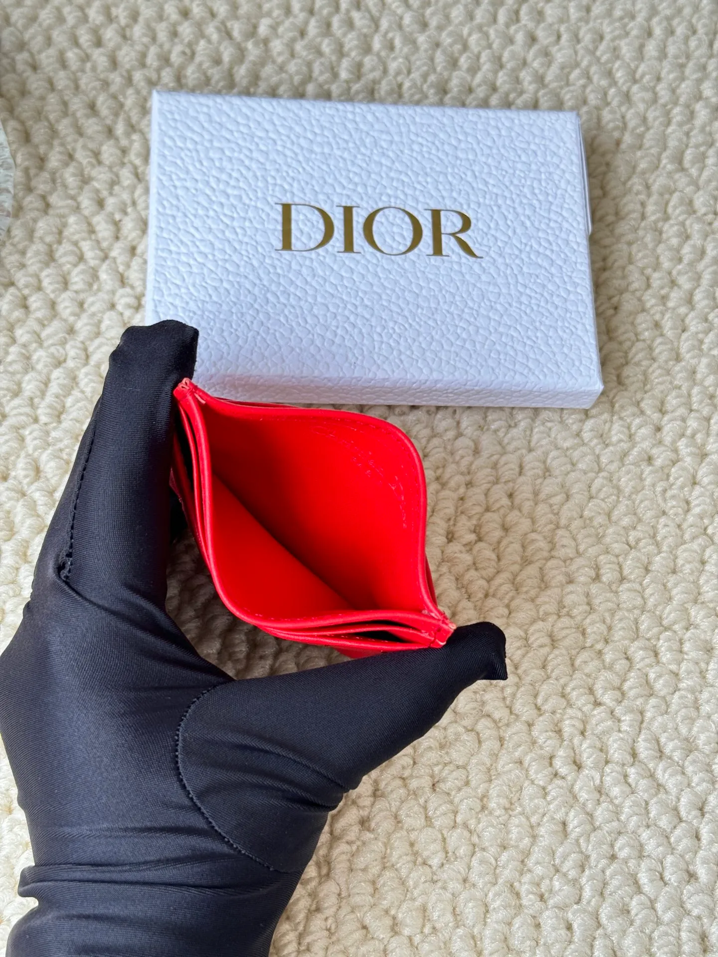 💰100 dior card cd card holder New style CD with a mini pearl on the front No.: S3103 Carefully made of soft cowhide, decorated with cannage pattern topstitching, embellished with "CD" ➕ pearl embellishment logo on the front. Elegant and sophisticated, it has five card slots and is suitable for various occasions. Size: 10.5*7.5cm Dior Caro five-compartment card holder is a new product this season, elegant and practical.