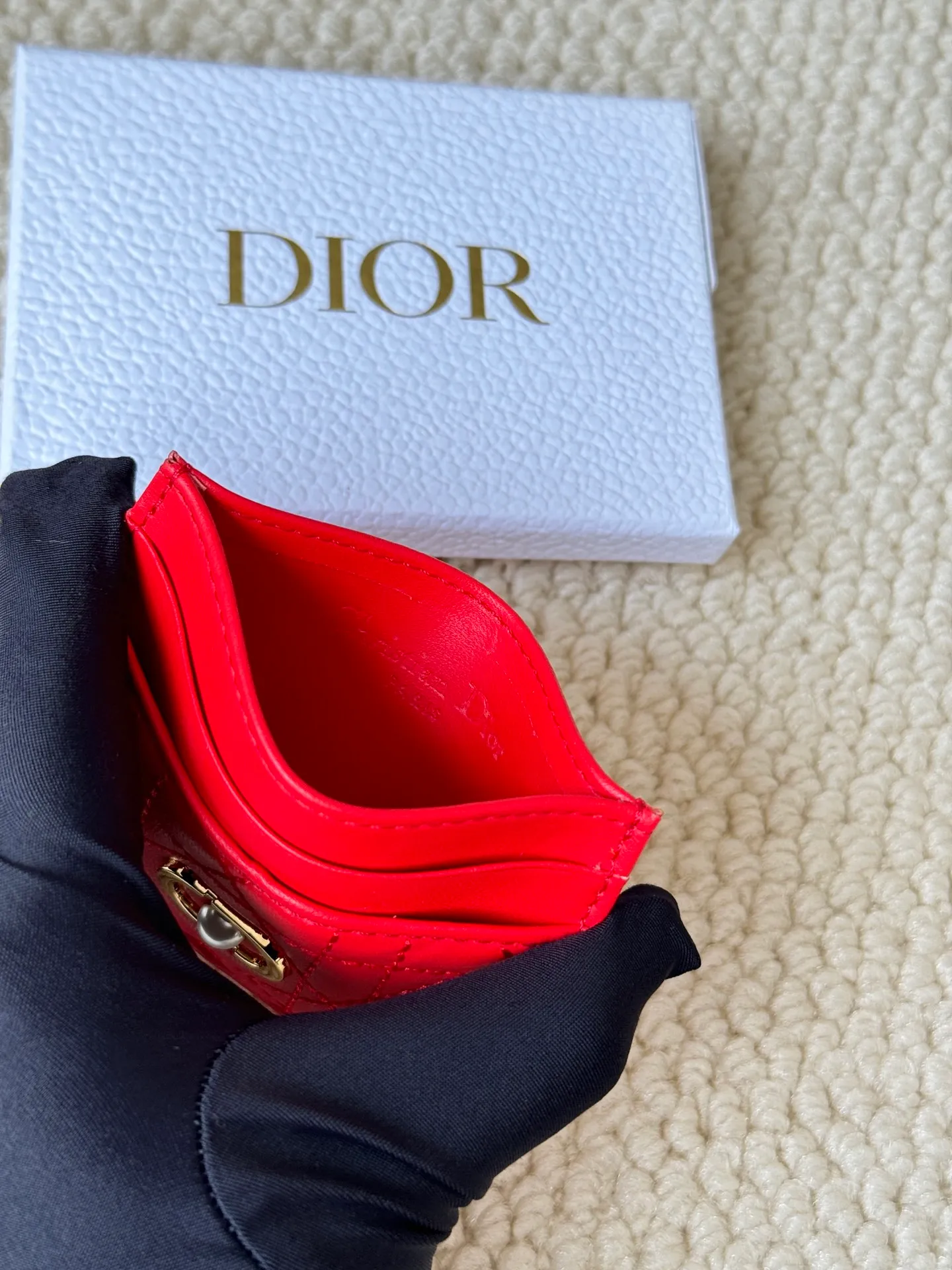 💰100 dior card cd card holder New style CD with a mini pearl on the front No.: S3103 Carefully made of soft cowhide, decorated with cannage pattern topstitching, embellished with "CD" ➕ pearl embellishment logo on the front. Elegant and sophisticated, it has five card slots and is suitable for various occasions. Size: 10.5*7.5cm Dior Caro five-compartment card holder is a new product this season, elegant and practical.
