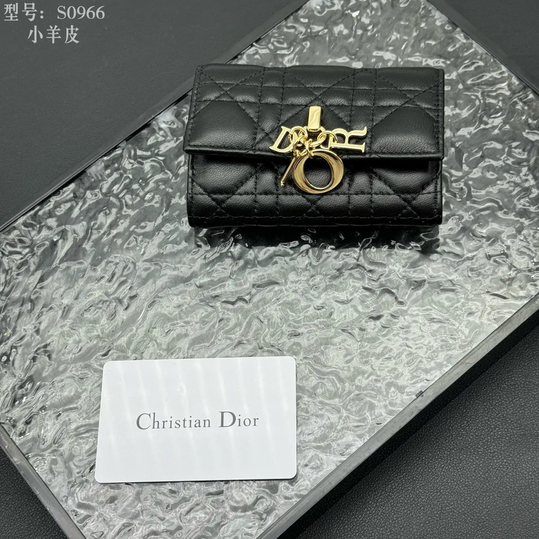 💰160 💎Top quality #Black 💕𝑫𝒊𝒐𝒓Authentic product available at counters💌Full leather inside and outside. Comes with picture box. Exclusive real shot#Built-in small sachet💕 This My Dior Glycine wallet is compact, practical and unique. Crafted from rouge sheep leather, decorated with cannage pattern and decorated with a D.I.O.R. charm on the front to enhance the style. Elegant and refined, it can store a variety of daily necessities, is suitable for various occasions, and can be matched with other My Dior items. D.I.O.R. charm on the front 2 card slots 1 zipped compartment 1 spacious interior compartment Made in Italy Reference number: S0966. Size:11x7.5x2.5cm