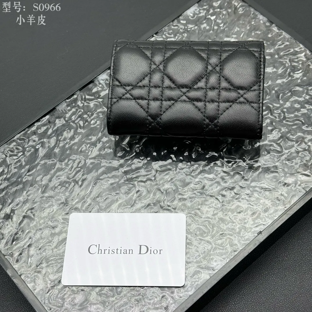 💰160 💎Top quality #Black 💕𝑫𝒊𝒐𝒓Authentic product available at counters💌Full leather inside and outside. Comes with picture box. Exclusive real shot#Built-in small sachet💕 This My Dior Glycine wallet is compact, practical and unique. Crafted from rouge sheep leather, decorated with cannage pattern and decorated with a D.I.O.R. charm on the front to enhance the style. Elegant and refined, it can store a variety of daily necessities, is suitable for various occasions, and can be matched with other My Dior items. D.I.O.R. charm on the front 2 card slots 1 zipped compartment 1 spacious interior compartment Made in Italy Reference number: S0966. Size:11x7.5x2.5cm