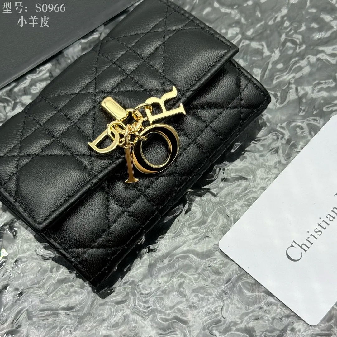 💰160 💎Top quality #Black 💕𝑫𝒊𝒐𝒓Authentic product available at counters💌Full leather inside and outside. Comes with picture box. Exclusive real shot#Built-in small sachet💕 This My Dior Glycine wallet is compact, practical and unique. Crafted from rouge sheep leather, decorated with cannage pattern and decorated with a D.I.O.R. charm on the front to enhance the style. Elegant and refined, it can store a variety of daily necessities, is suitable for various occasions, and can be matched with other My Dior items. D.I.O.R. charm on the front 2 card slots 1 zipped compartment 1 spacious interior compartment Made in Italy Reference number: S0966. Size:11x7.5x2.5cm