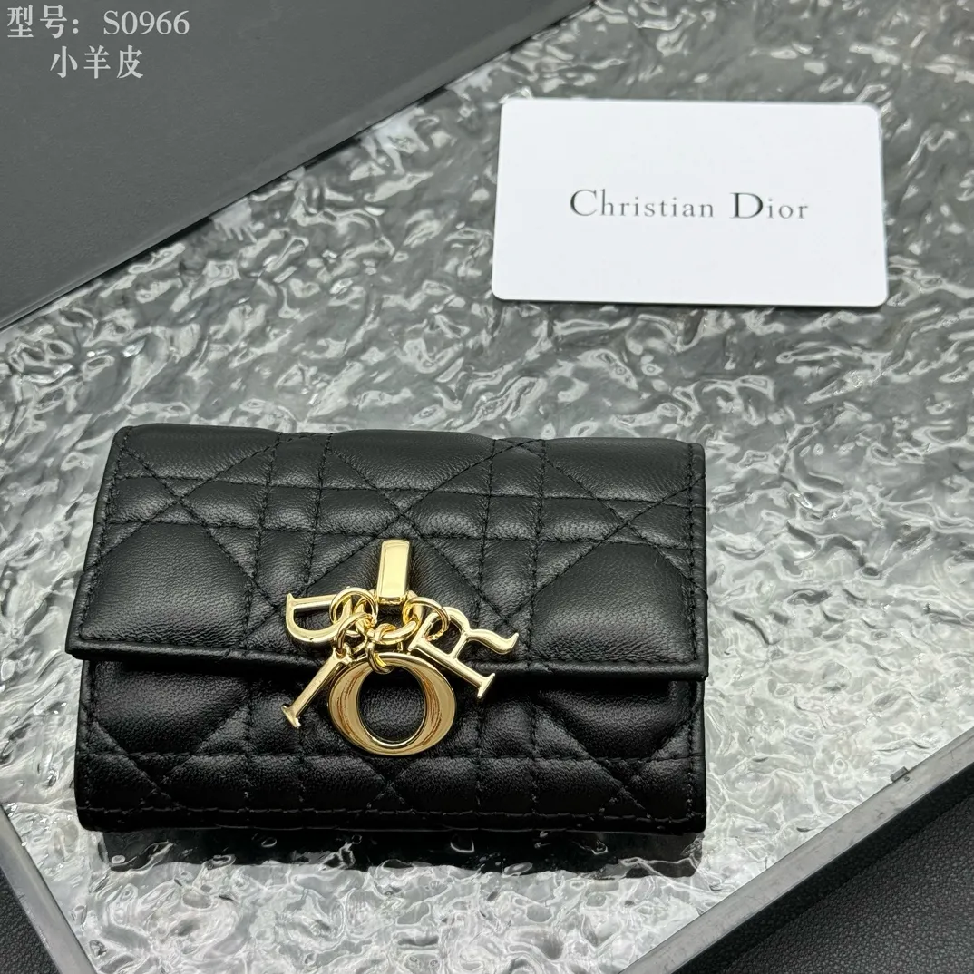 💰160 💎Top quality #Black 💕𝑫𝒊𝒐𝒓Authentic product available at counters💌Full leather inside and outside. Comes with picture box. Exclusive real shot#Built-in small sachet💕 This My Dior Glycine wallet is compact, practical and unique. Crafted from rouge sheep leather, decorated with cannage pattern and decorated with a D.I.O.R. charm on the front to enhance the style. Elegant and refined, it can store a variety of daily necessities, is suitable for various occasions, and can be matched with other My Dior items. D.I.O.R. charm on the front 2 card slots 1 zipped compartment 1 spacious interior compartment Made in Italy Reference number: S0966. Size:11x7.5x2.5cm