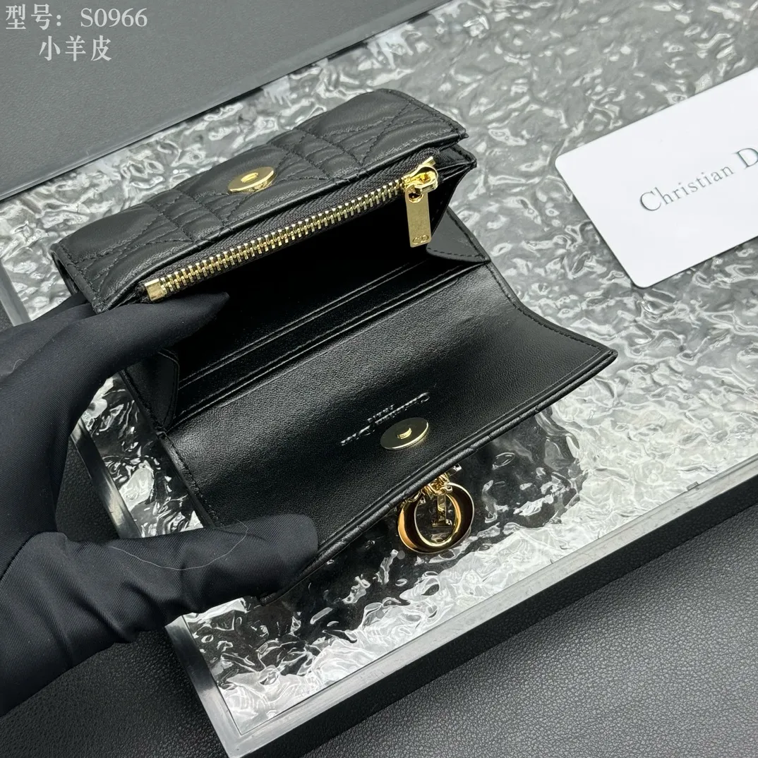 💰160 💎Top quality #Black 💕𝑫𝒊𝒐𝒓Authentic product available at counters💌Full leather inside and outside. Comes with picture box. Exclusive real shot#Built-in small sachet💕 This My Dior Glycine wallet is compact, practical and unique. Crafted from rouge sheep leather, decorated with cannage pattern and decorated with a D.I.O.R. charm on the front to enhance the style. Elegant and refined, it can store a variety of daily necessities, is suitable for various occasions, and can be matched with other My Dior items. D.I.O.R. charm on the front 2 card slots 1 zipped compartment 1 spacious interior compartment Made in Italy Reference number: S0966. Size:11x7.5x2.5cm
