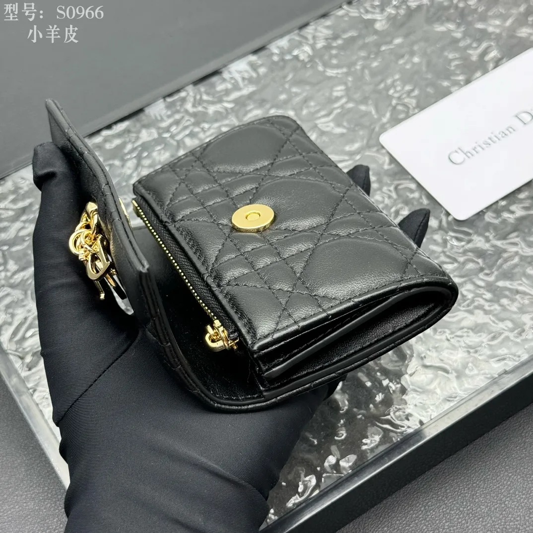 💰160 💎Top quality #Black 💕𝑫𝒊𝒐𝒓Authentic product available at counters💌Full leather inside and outside. Comes with picture box. Exclusive real shot#Built-in small sachet💕 This My Dior Glycine wallet is compact, practical and unique. Crafted from rouge sheep leather, decorated with cannage pattern and decorated with a D.I.O.R. charm on the front to enhance the style. Elegant and refined, it can store a variety of daily necessities, is suitable for various occasions, and can be matched with other My Dior items. D.I.O.R. charm on the front 2 card slots 1 zipped compartment 1 spacious interior compartment Made in Italy Reference number: S0966. Size:11x7.5x2.5cm
